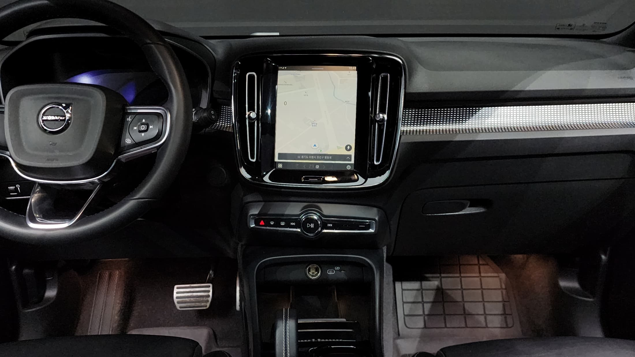 Volvo XC40 — фото 14