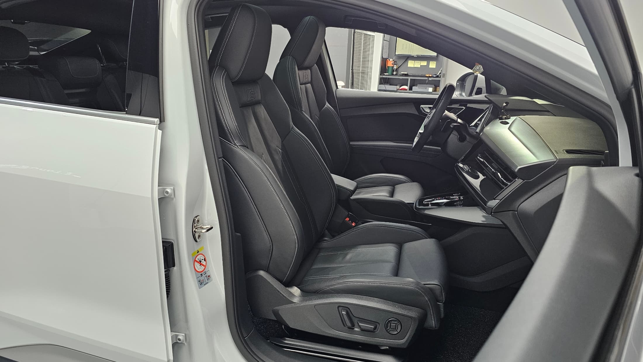 Audi Q8 Sportback e-tron — фото 10