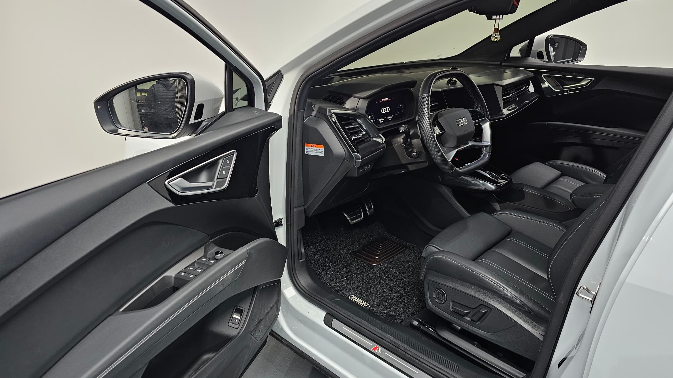 Audi Q8 Sportback e-tron — фото 11