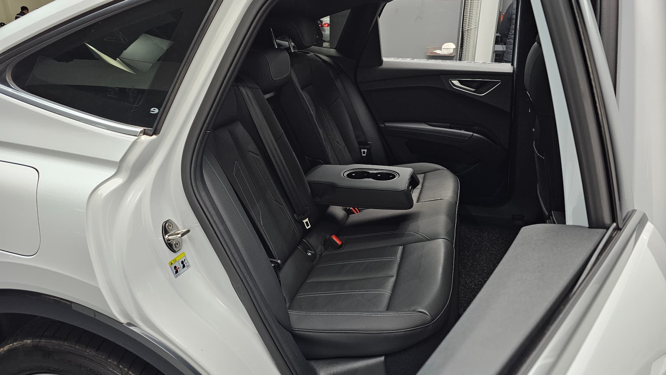Audi Q8 Sportback e-tron — фото 12