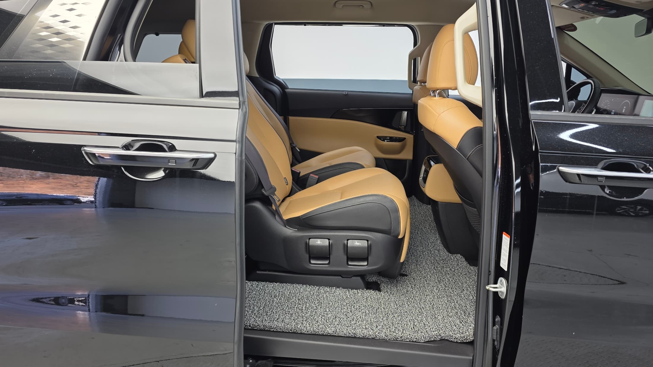 Kia Carnival — фото 12