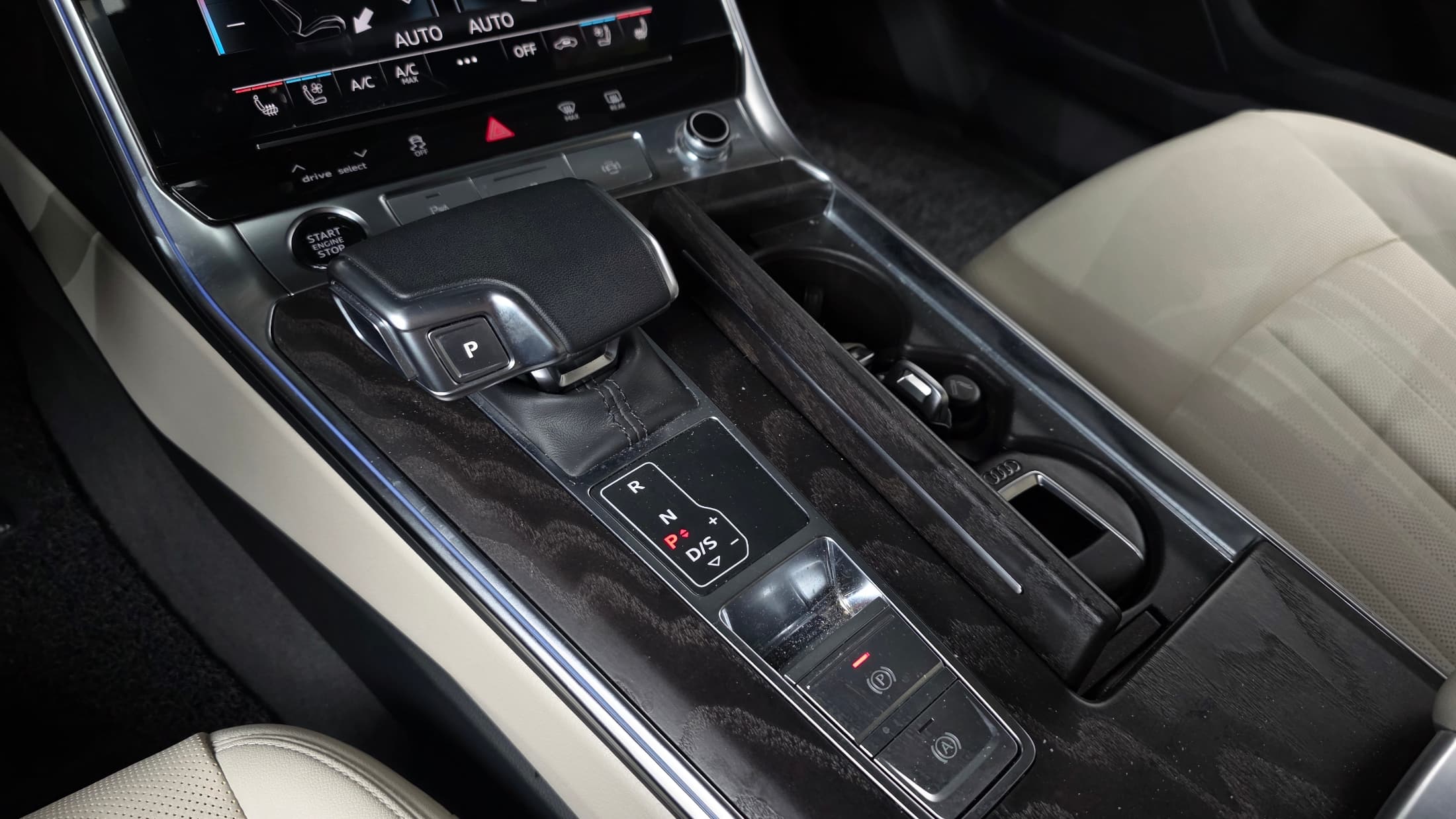 Audi A8 — фото 9