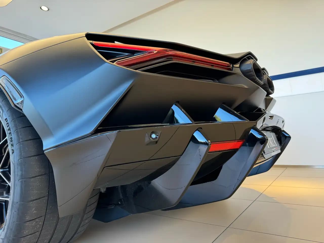 Lamborghini Revuelto 2024 г. 2498 км. — фото 14