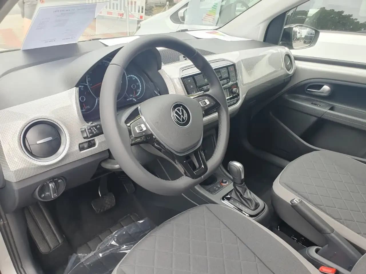 Volkswagen Up 0.0 AT (83 л.с.) 2023 г. 4 км — фото 4