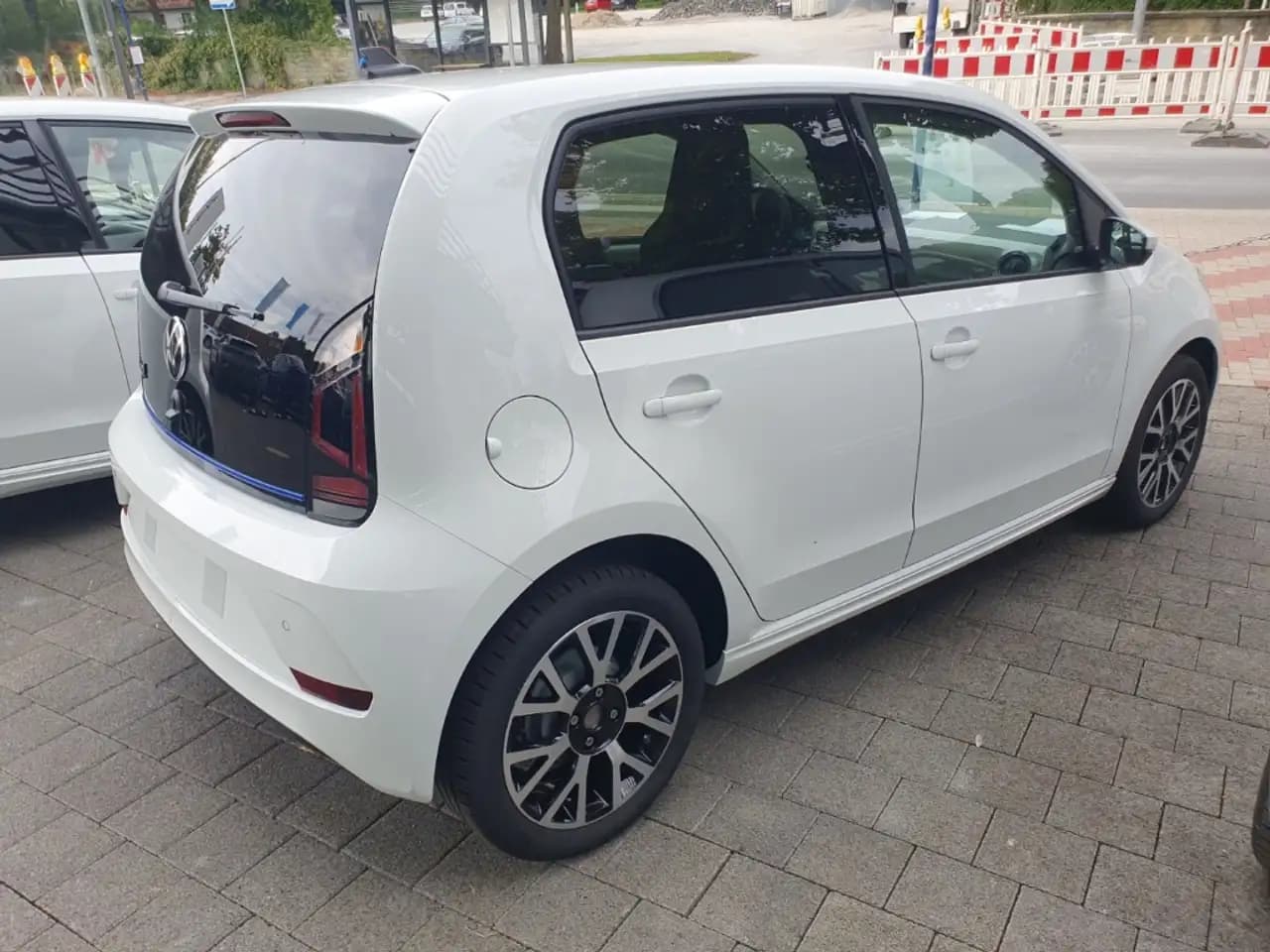 Volkswagen Up 0.0 AT (83 л.с.) 2023 г. 3 км — фото 4