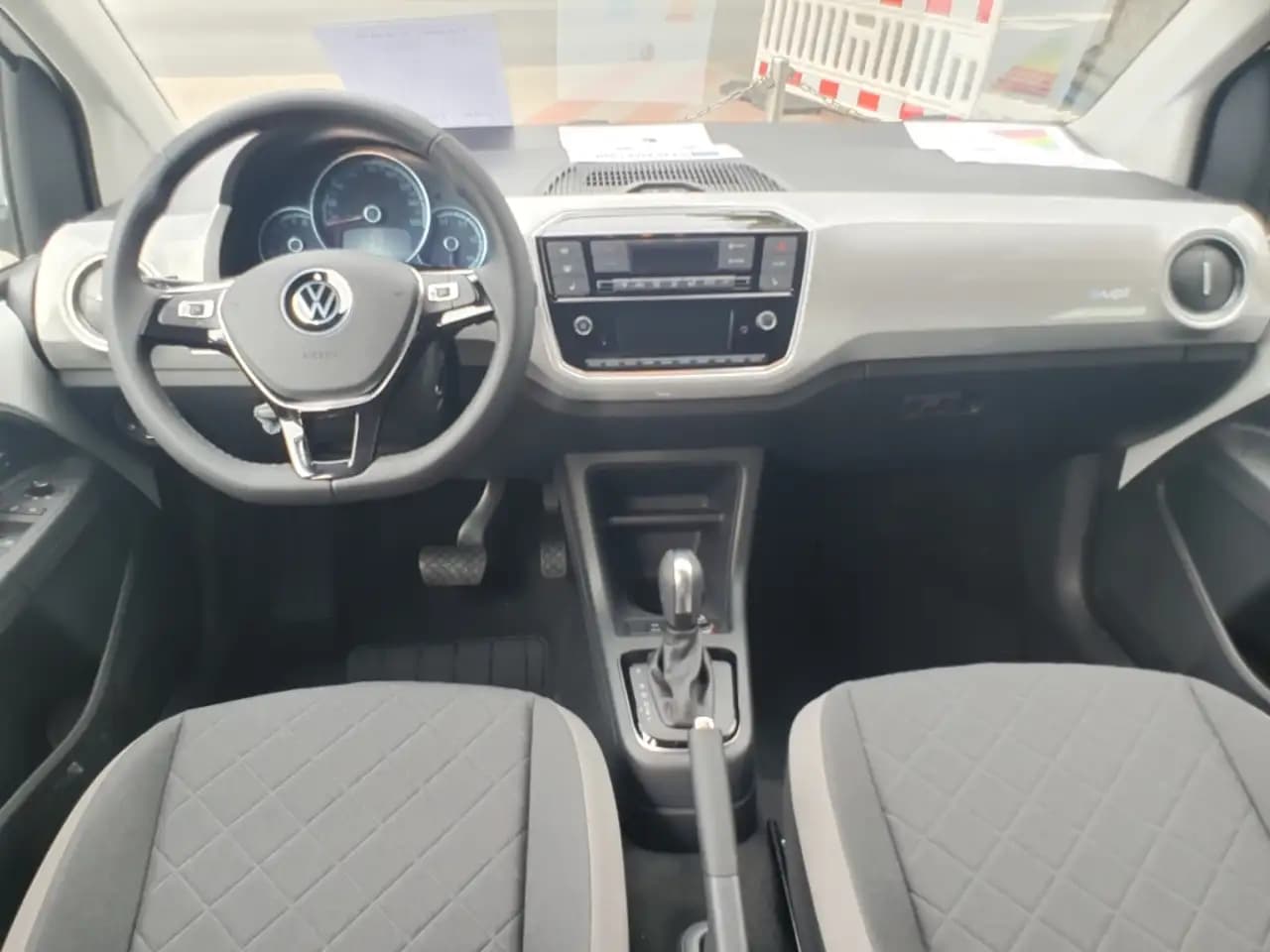 Volkswagen Up 0.0 AT (83 л.с.) 2023 г. 3 км — фото 6