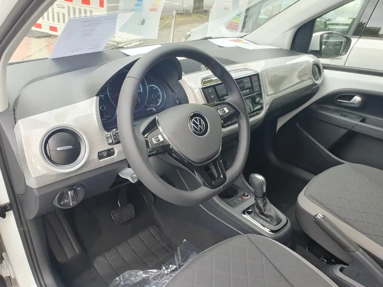 Volkswagen Up 0.0 AT (83 л.с.) 2023 г. 3 км — фото 9