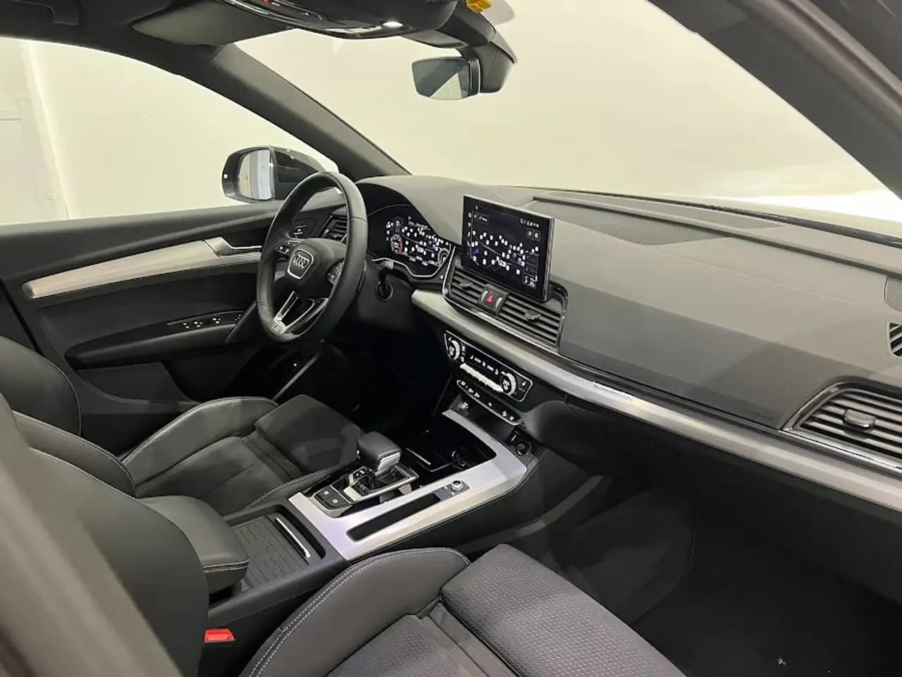 Audi Q5 2023 г. 42115 км. — фото 13