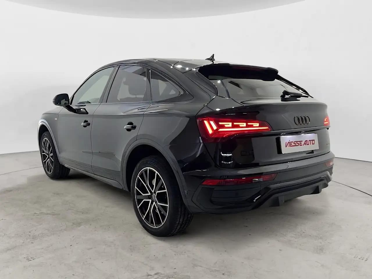 Audi Q5 2023 г. 42115 км. — фото 4