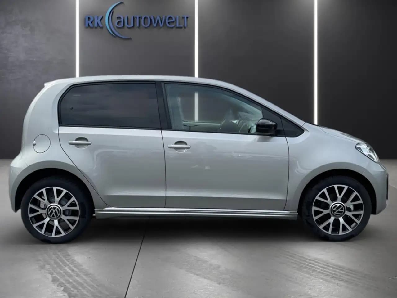 Volkswagen Up 0.0 AT (83 л.с.) 2023 г. 1 км — фото 3