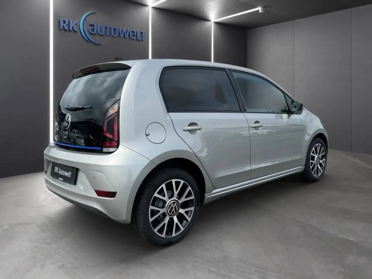 Volkswagen Up 0.0 AT (83 л.с.) 2023 г. 1 км — фото 4