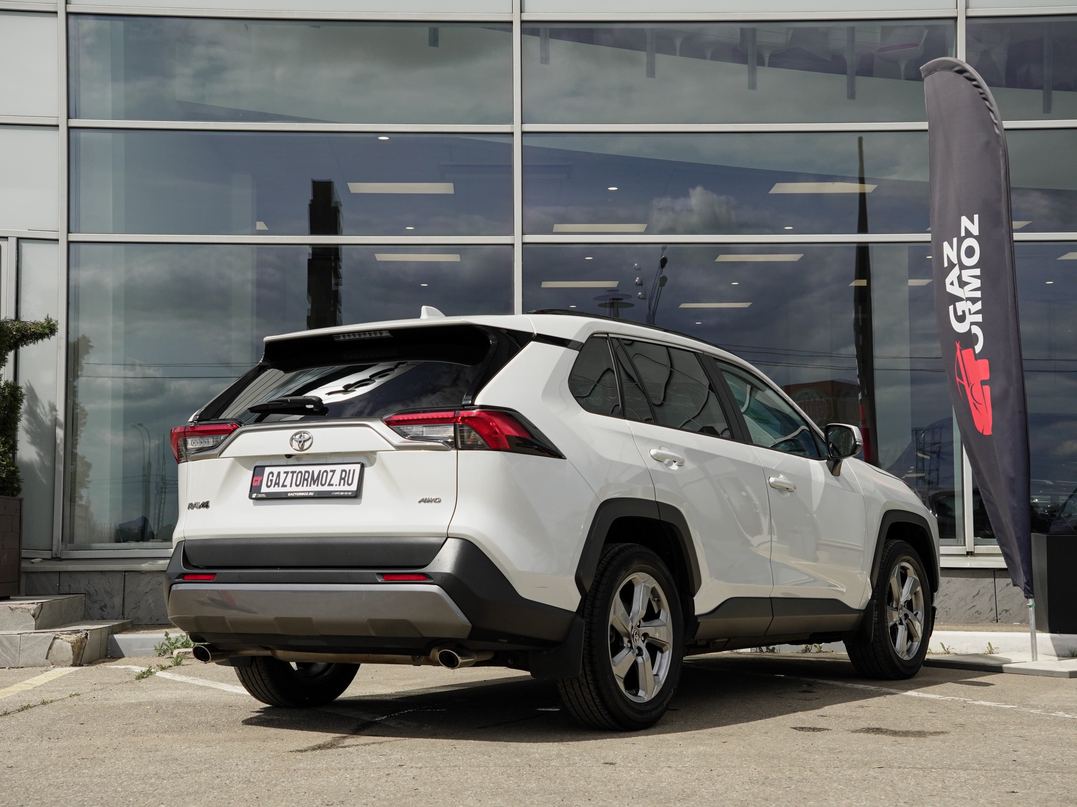 Toyota RAV4 — фото 8