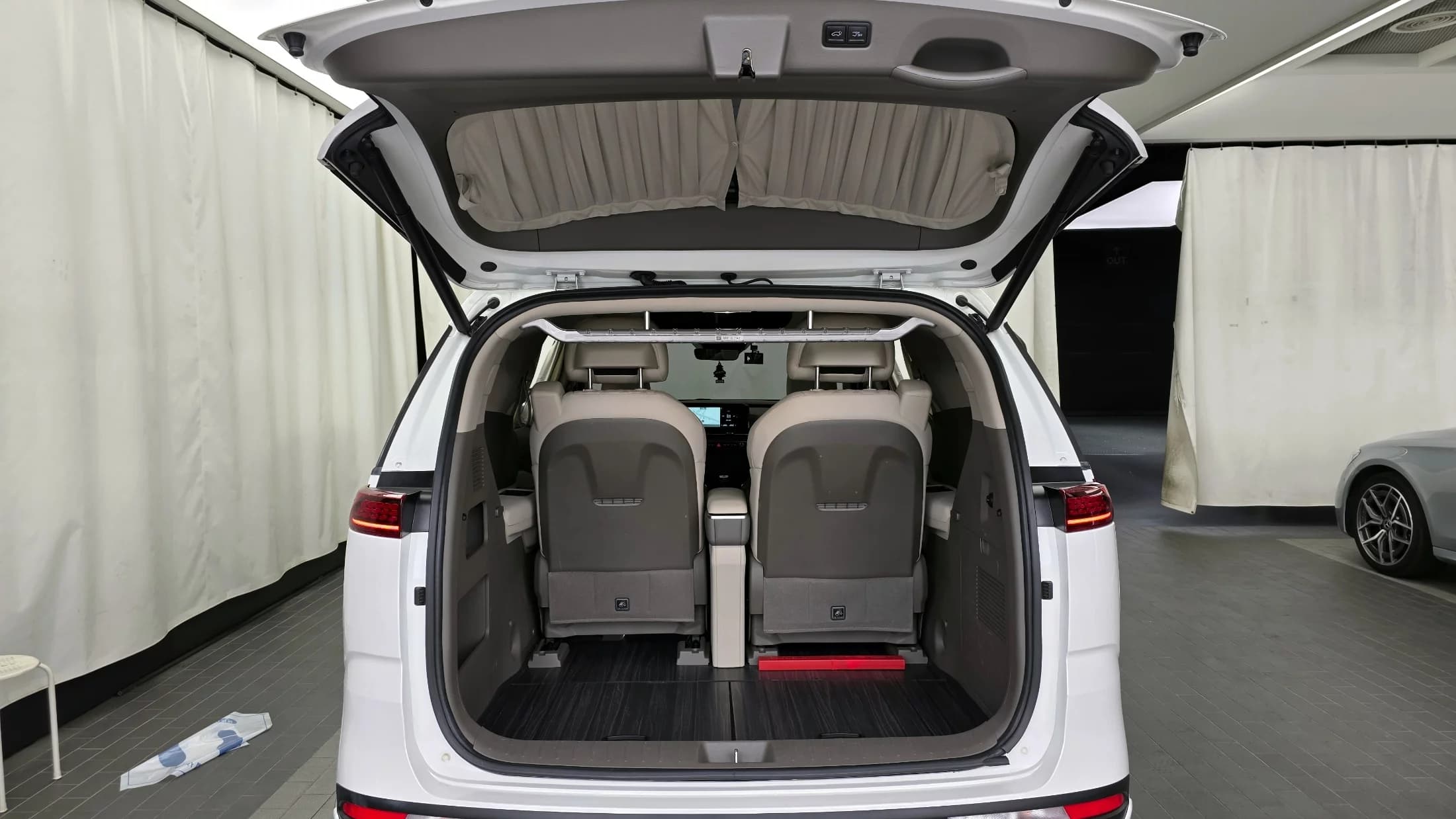 Kia Carnival Gasoline 4-Seater Hi-Limousine Signature, 2022 г. 126674 км. — фото 20