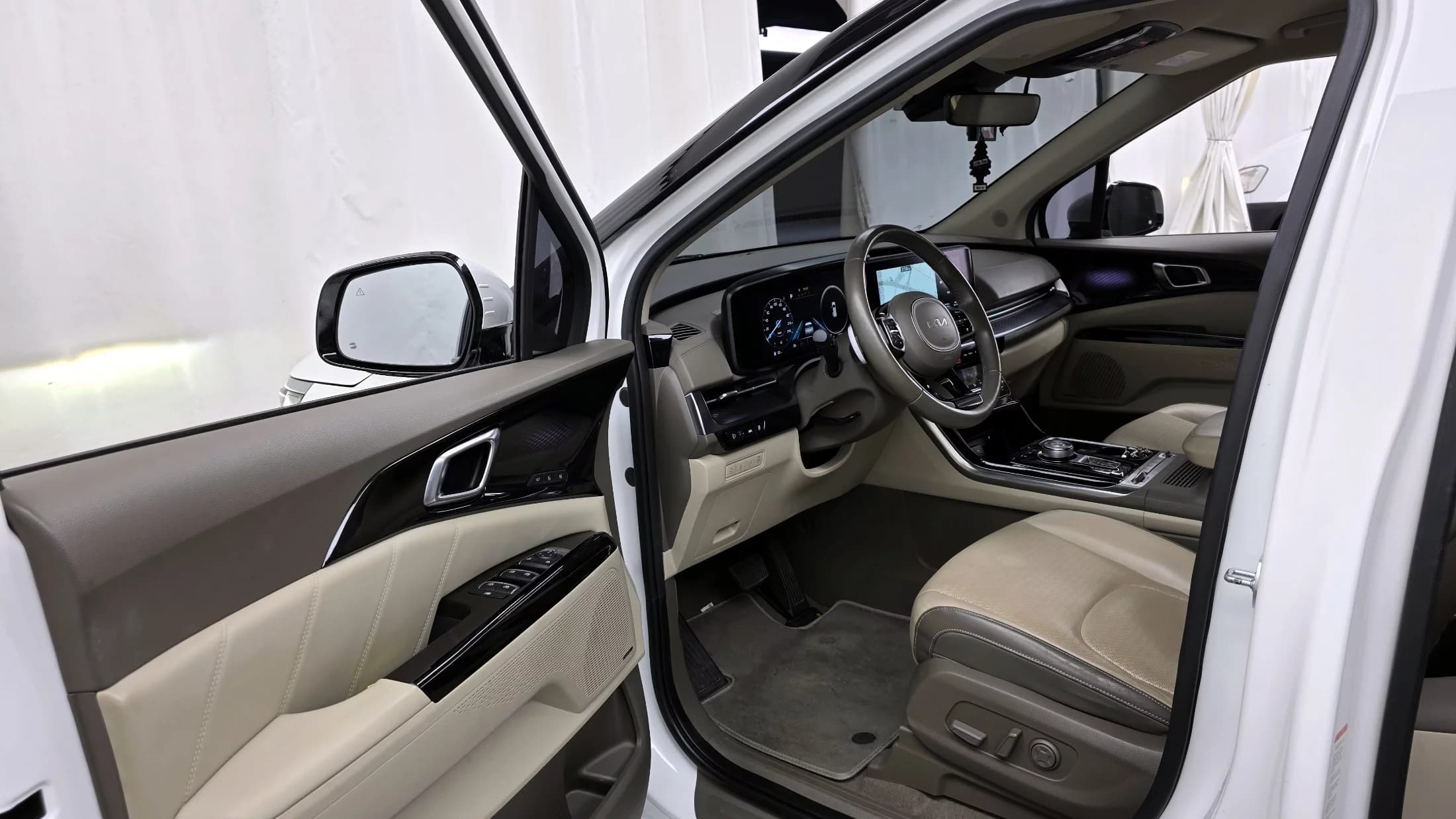 Kia Carnival Gasoline 4-Seater Hi-Limousine Signature, 2022 г. 126674 км. — фото 10