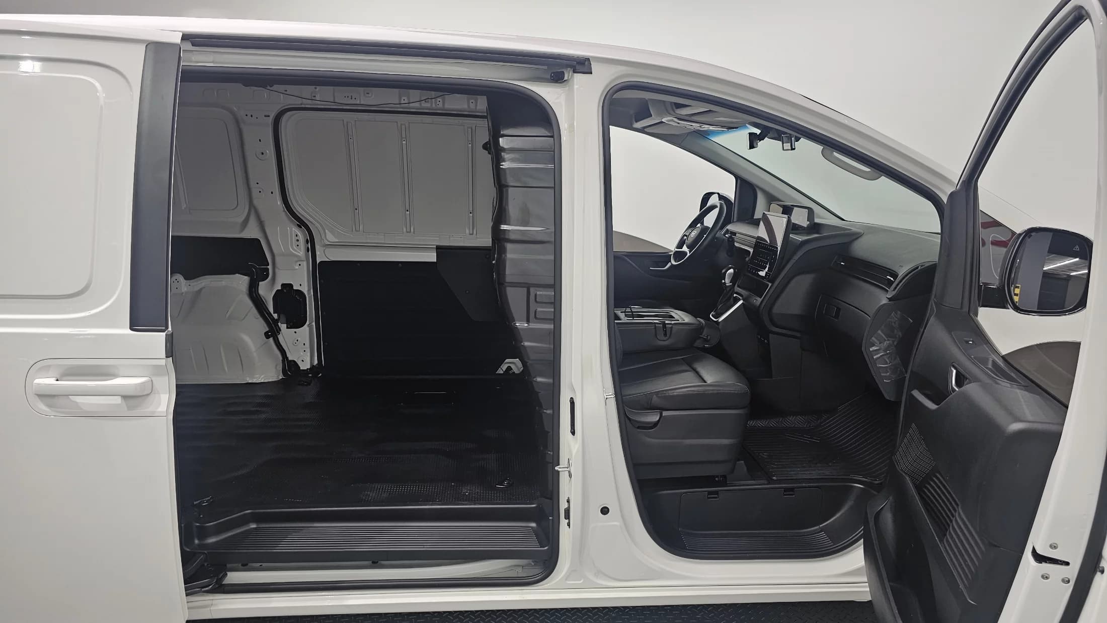 Hyundai Staria Cargo 3-Seater Modern, 2021 г. 12456 км. — фото 11