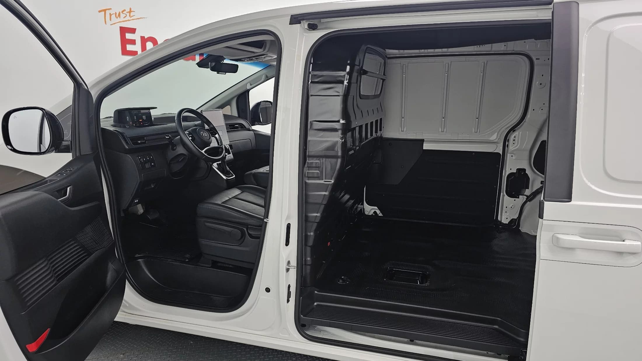 Hyundai Staria Cargo 3-Seater Modern, 2021 г. 12456 км. — фото 10