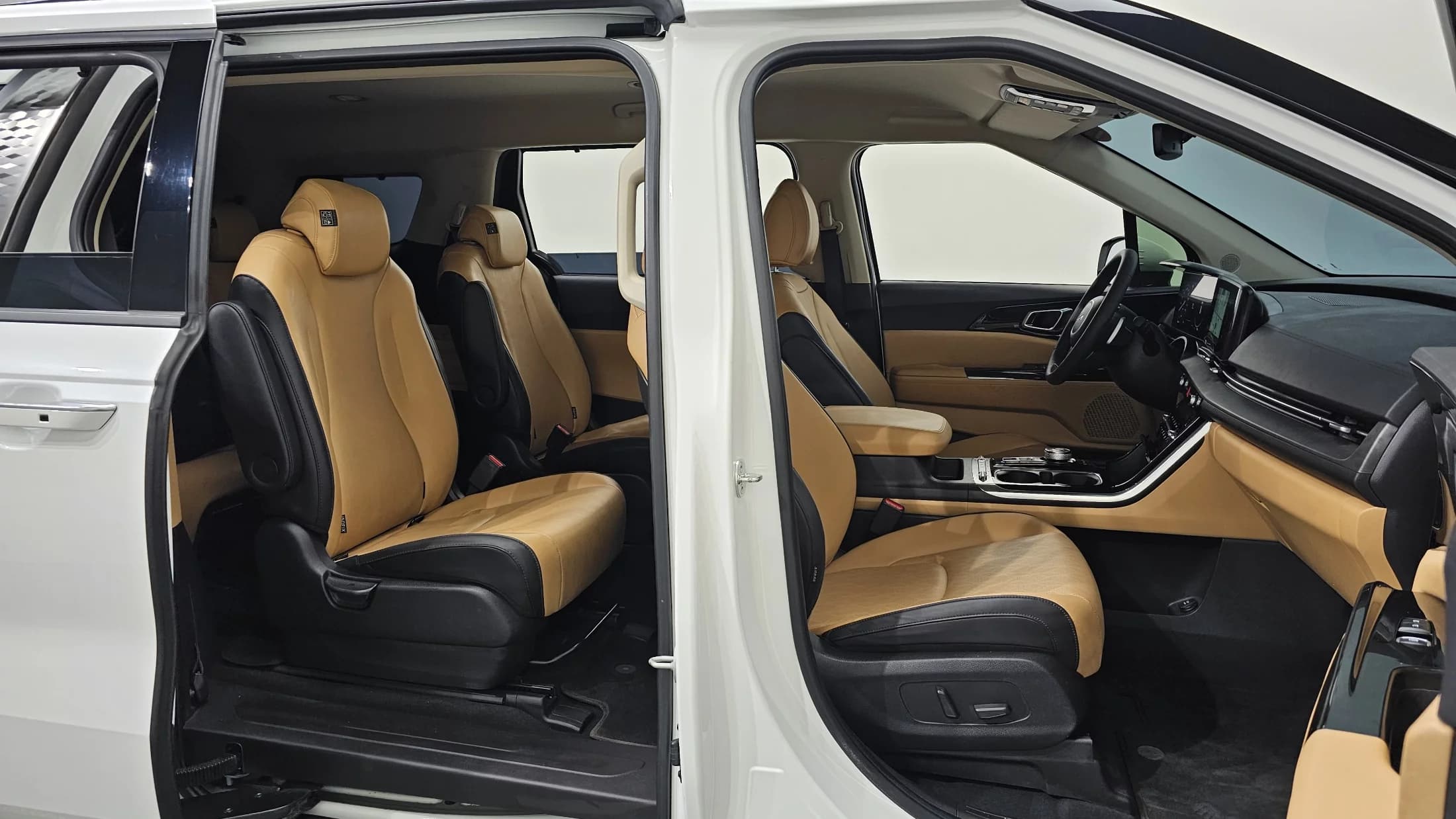 Kia Carnival 9-Seater Noblesse, 2023 г. 79355 км. — фото 10