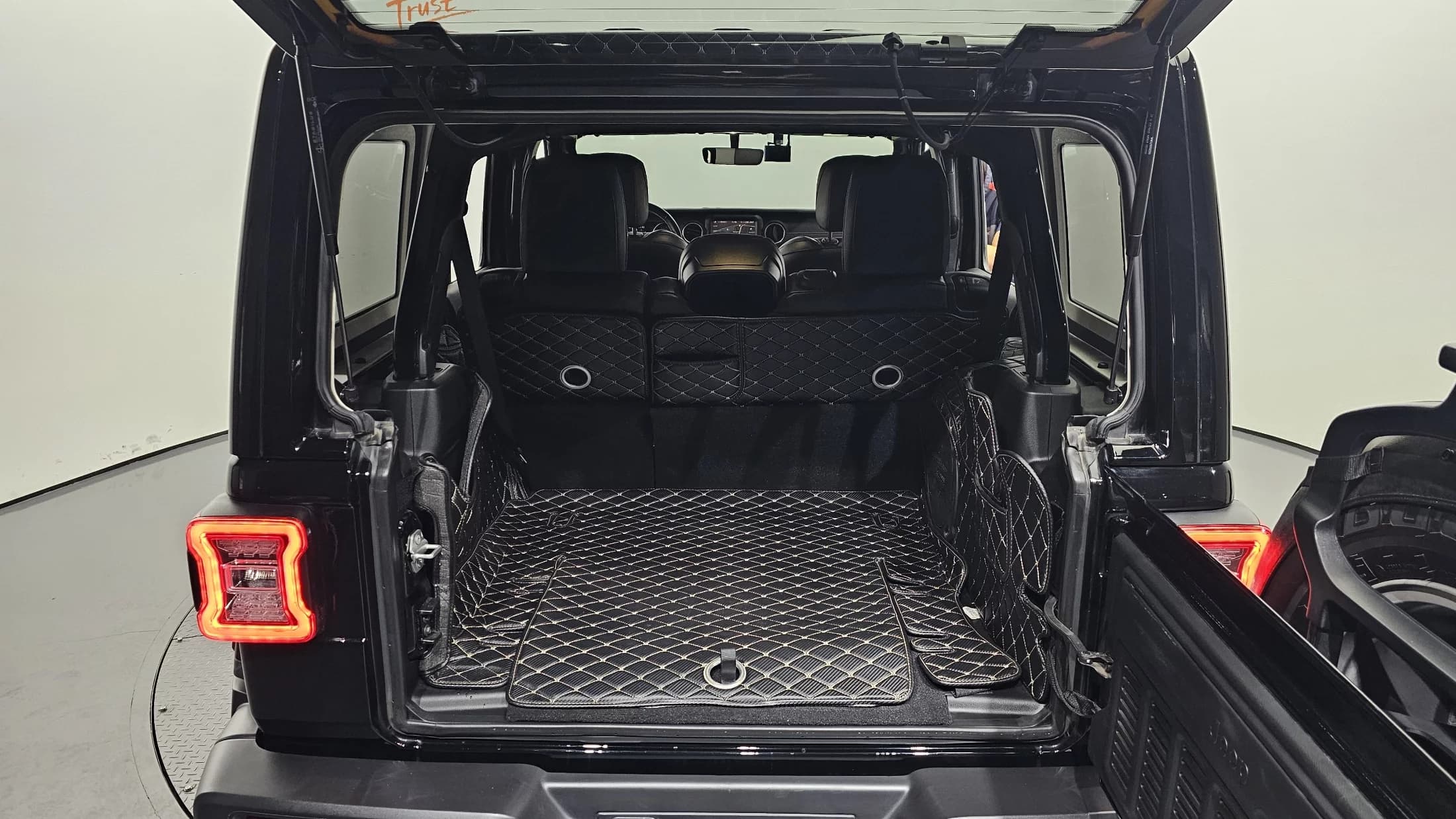Jeep WRANGLER 2.0 Overland 4Door, 2023 г. 39555 км. — фото 20