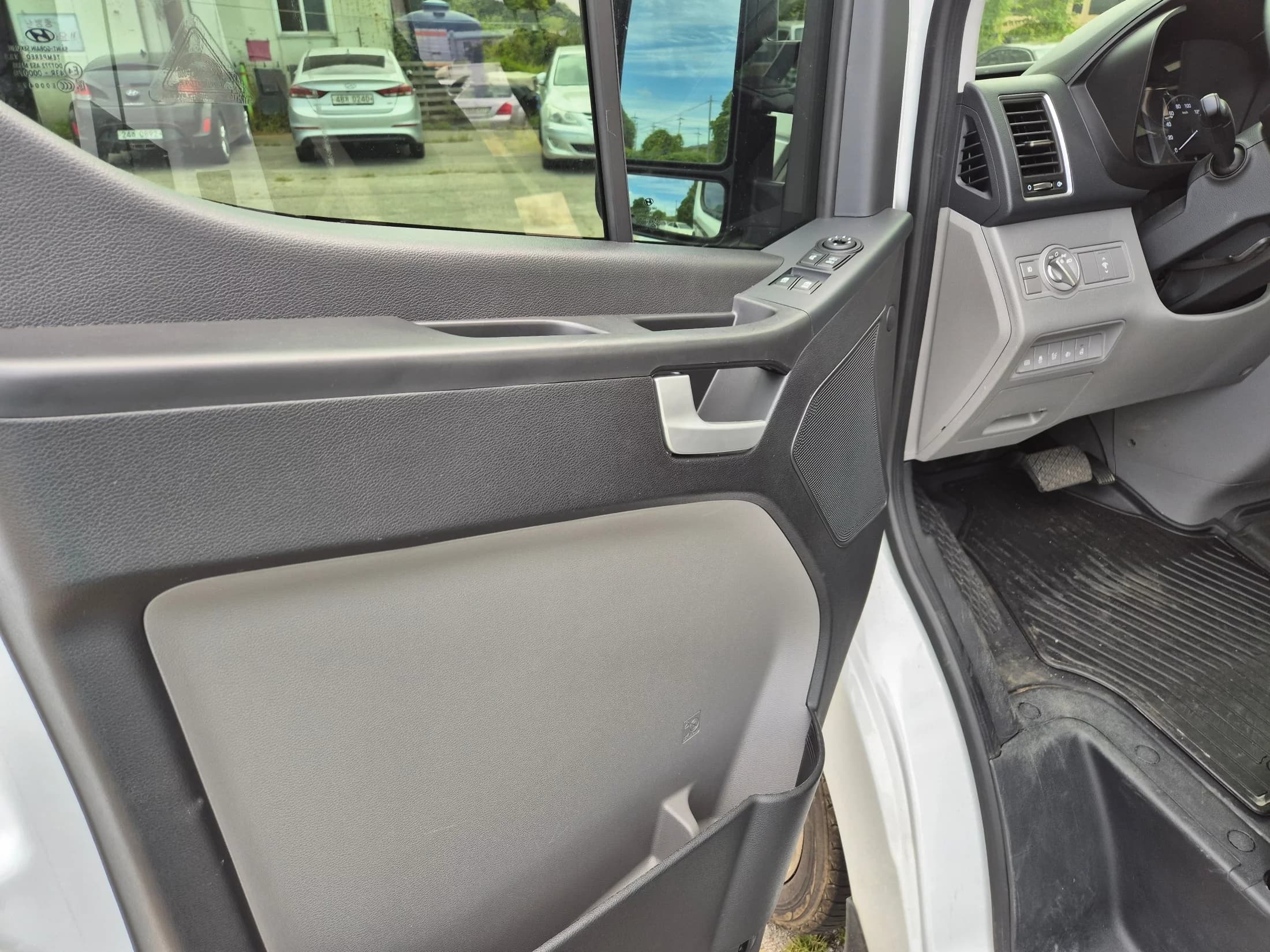 Hyundai H1 15-seater Luxury, 2023 г. 16174 км. — фото 14