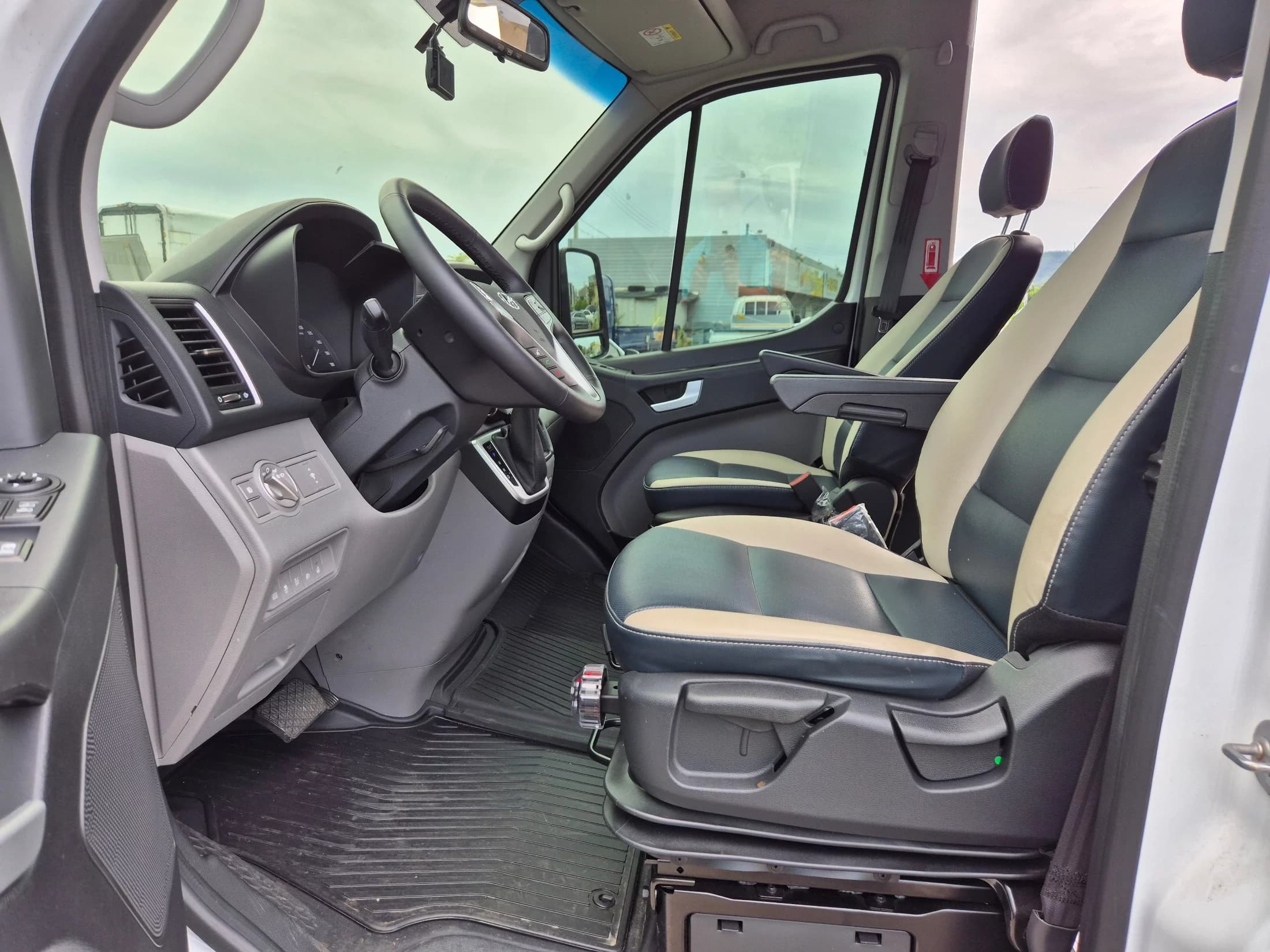 Hyundai H1 15-seater Luxury, 2023 г. 16174 км. — фото 15