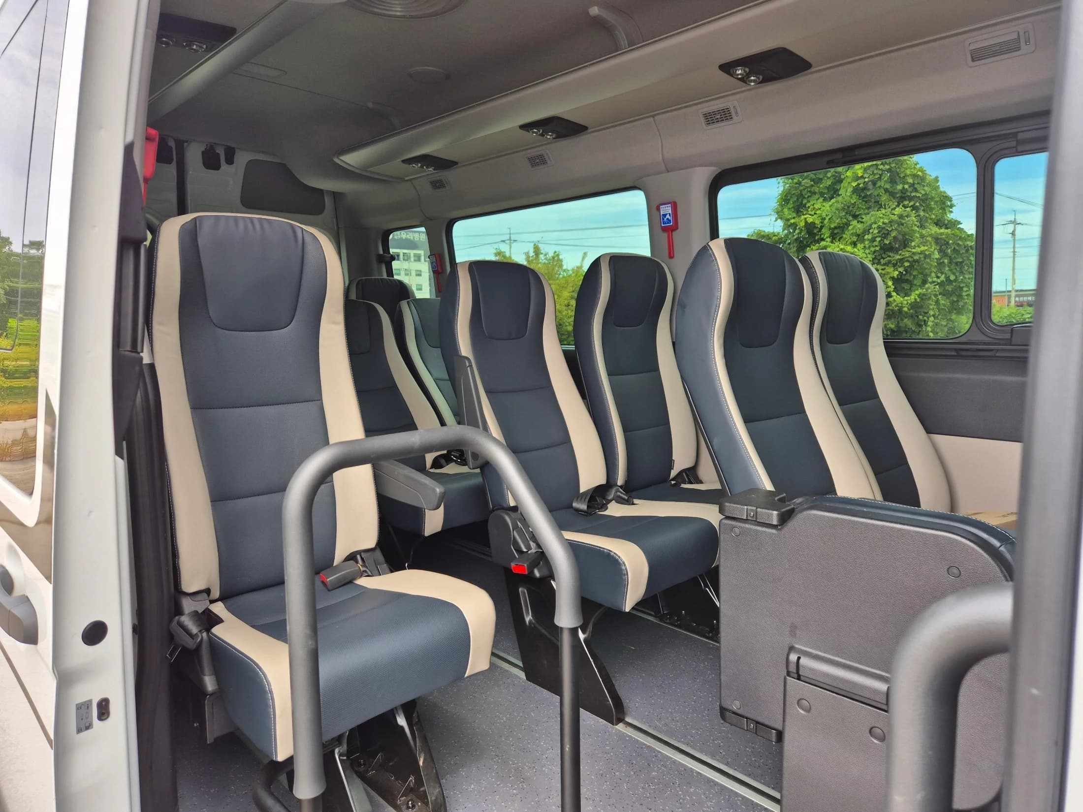Hyundai H1 15-seater Luxury, 2023 г. 16174 км. — фото 17