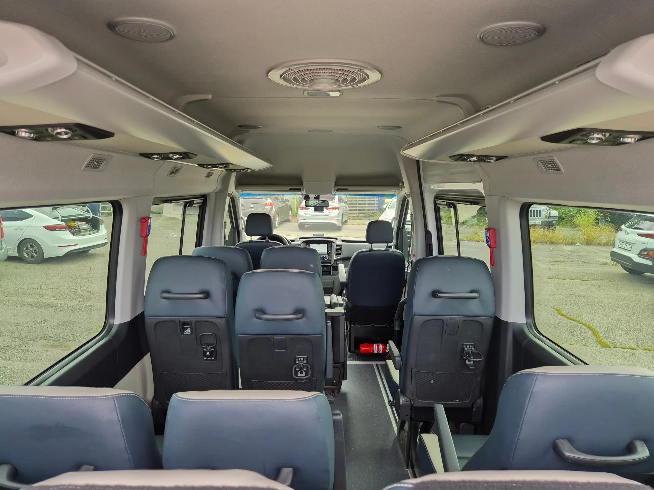 Hyundai H1 15-seater Luxury, 2023 г. 16174 км. — фото 19