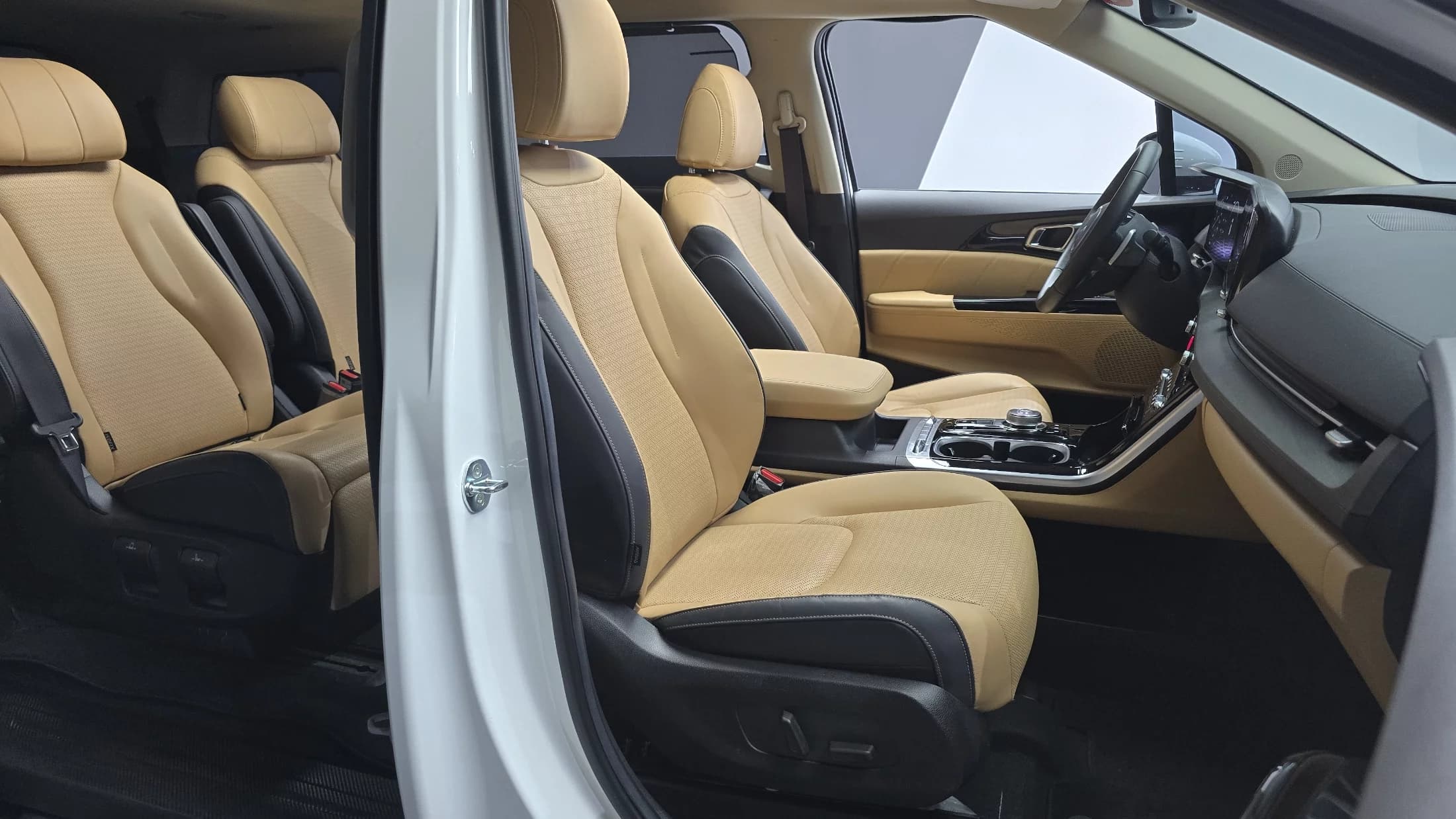 Kia Carnival 7-Seater Signature, 2023 г. 52242 км. — фото 10