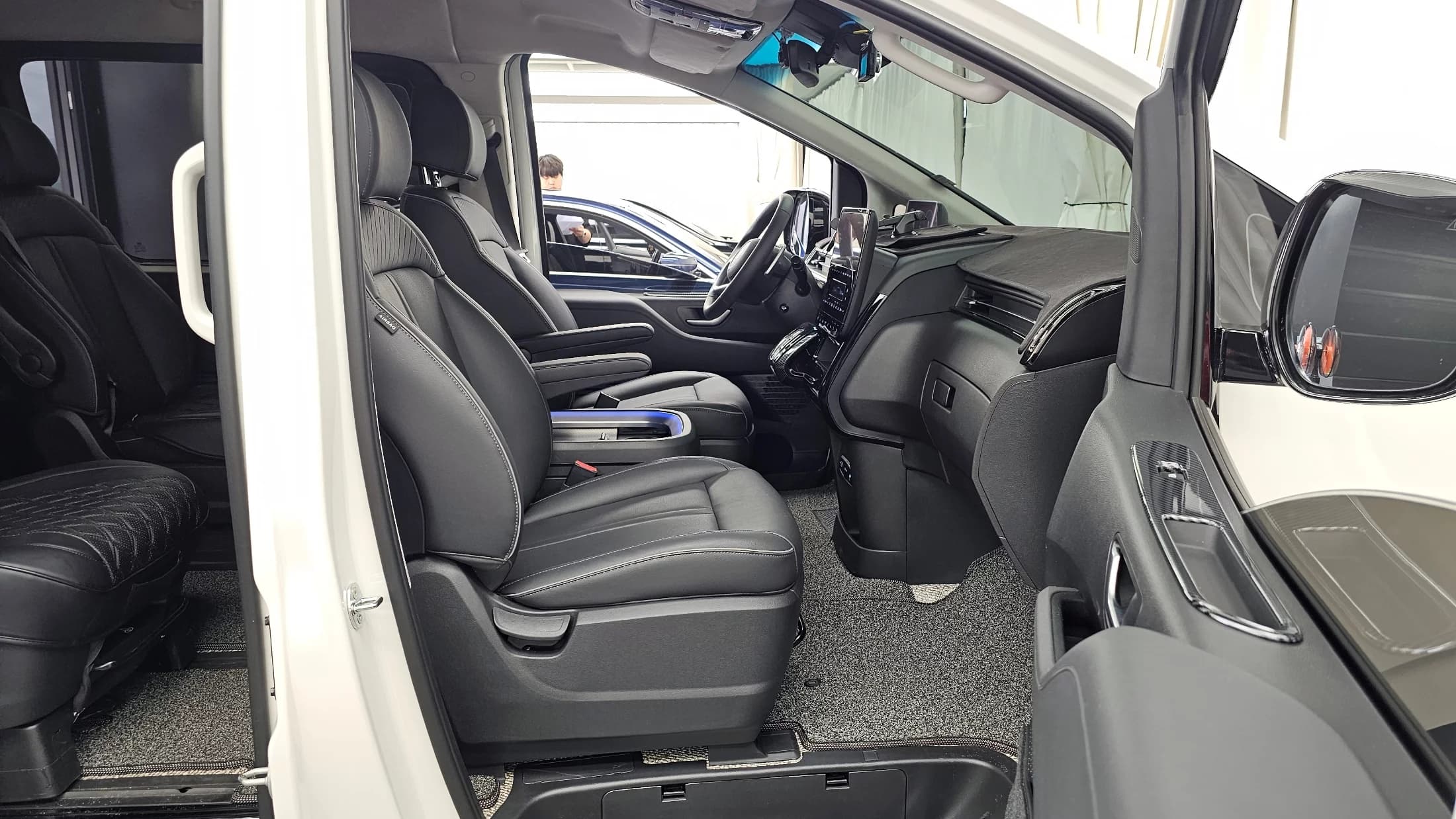 Hyundai Staria L3.5 Lounge 9-Seater Mobility, 2025 г. 24560 км. — фото 11