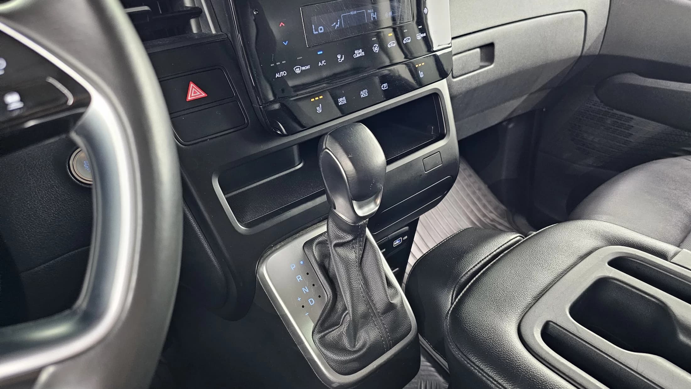 Hyundai Staria Tourer 11-Seater Modern, 2022 г. 58306 км. — фото 9