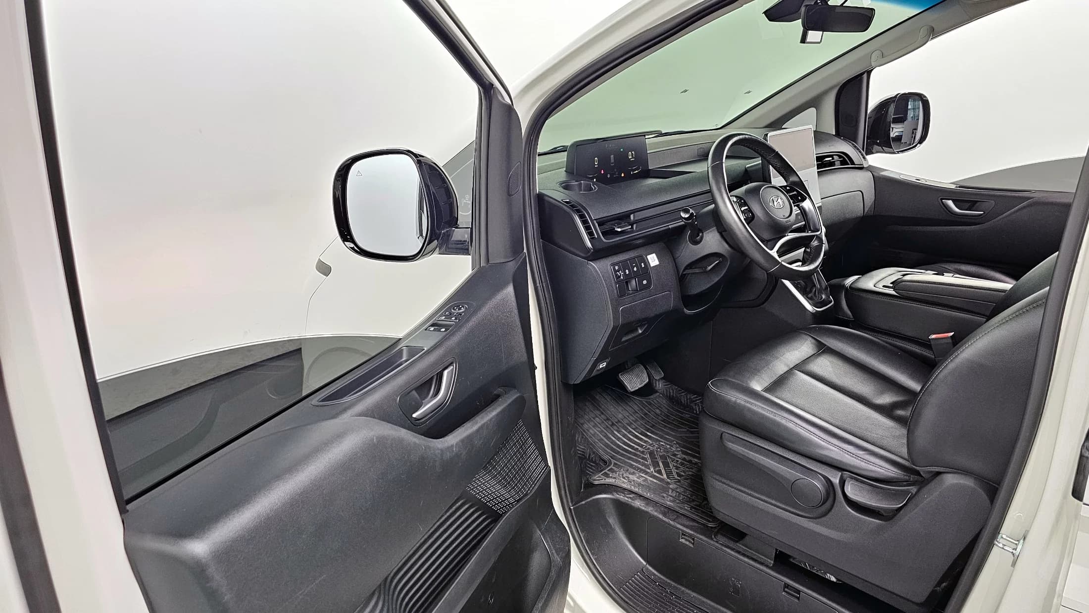 Hyundai Staria Tourer 11-Seater Modern, 2022 г. 58306 км. — фото 10