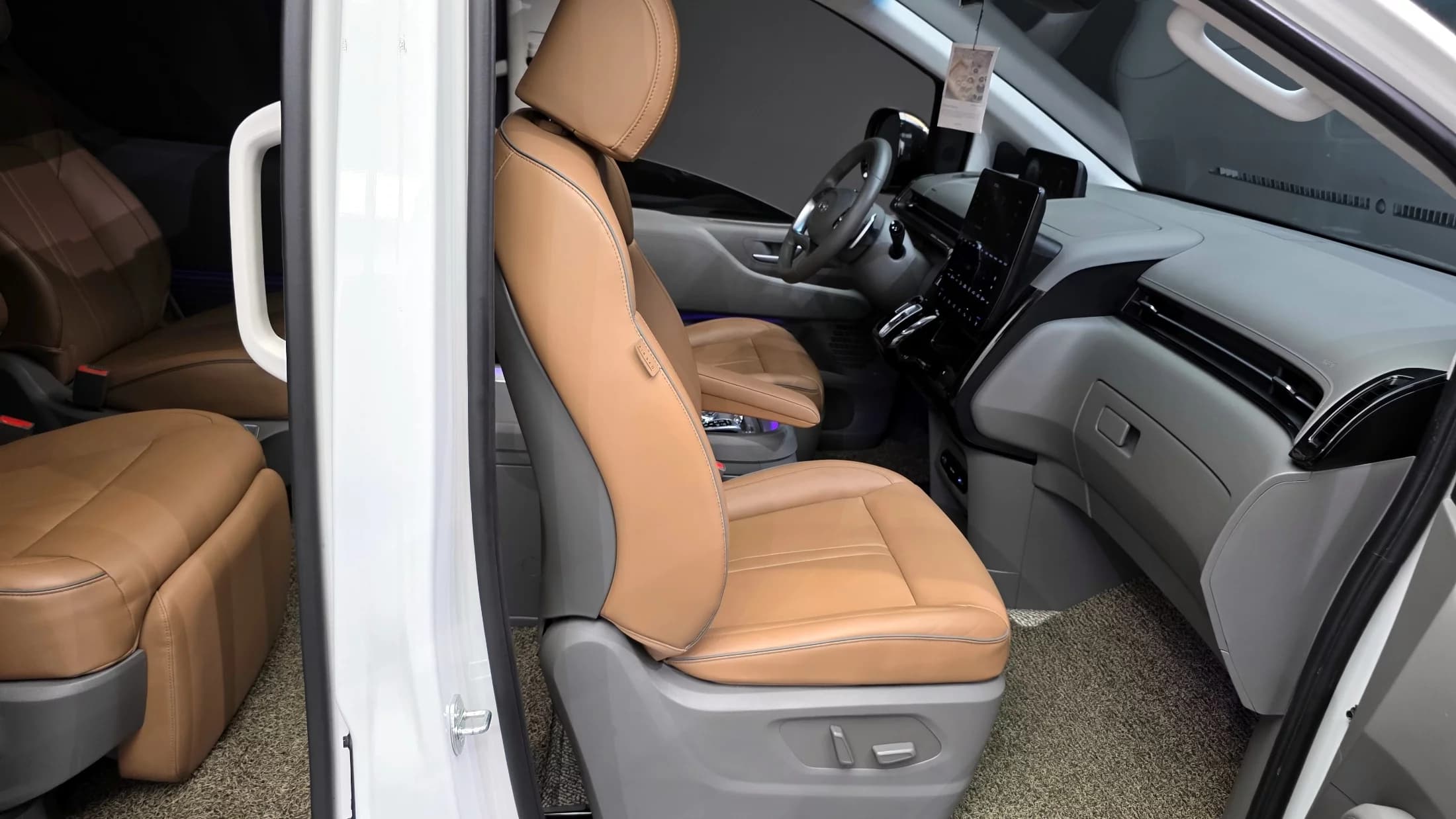 Hyundai Staria 4WD Lounge 7-Seater Inspiration, 2023 г. 55710 км. — фото 12