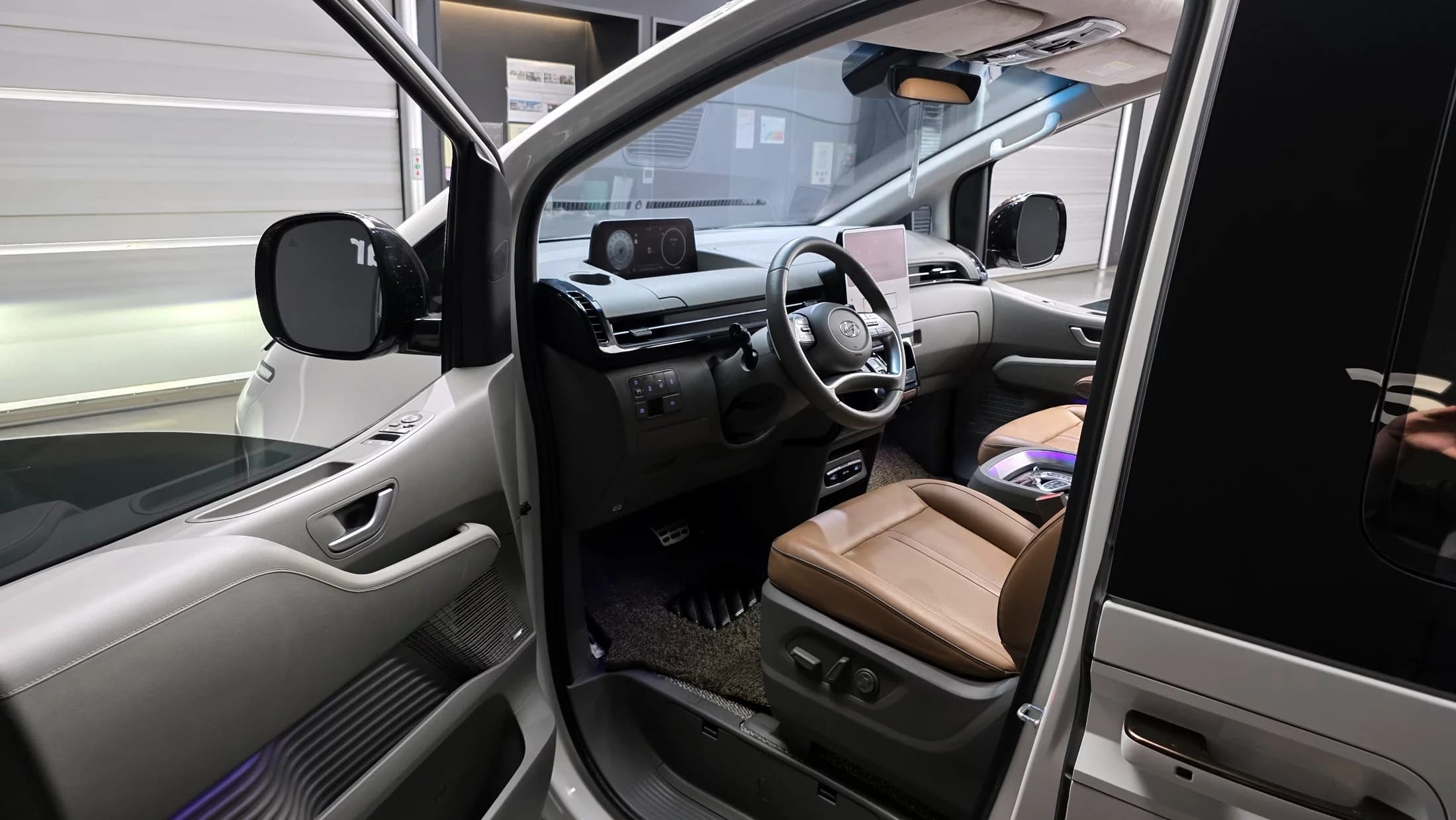 Hyundai Staria 4WD Lounge 7-Seater Inspiration, 2023 г. 55710 км. — фото 10