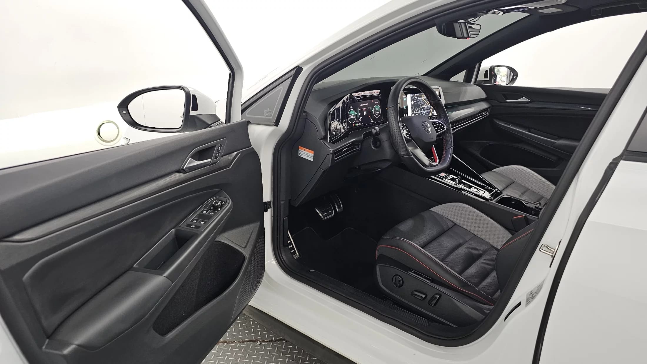 Volkswagen GOLF 2.0 GTI, 2024 г. 13287 км. — фото 10