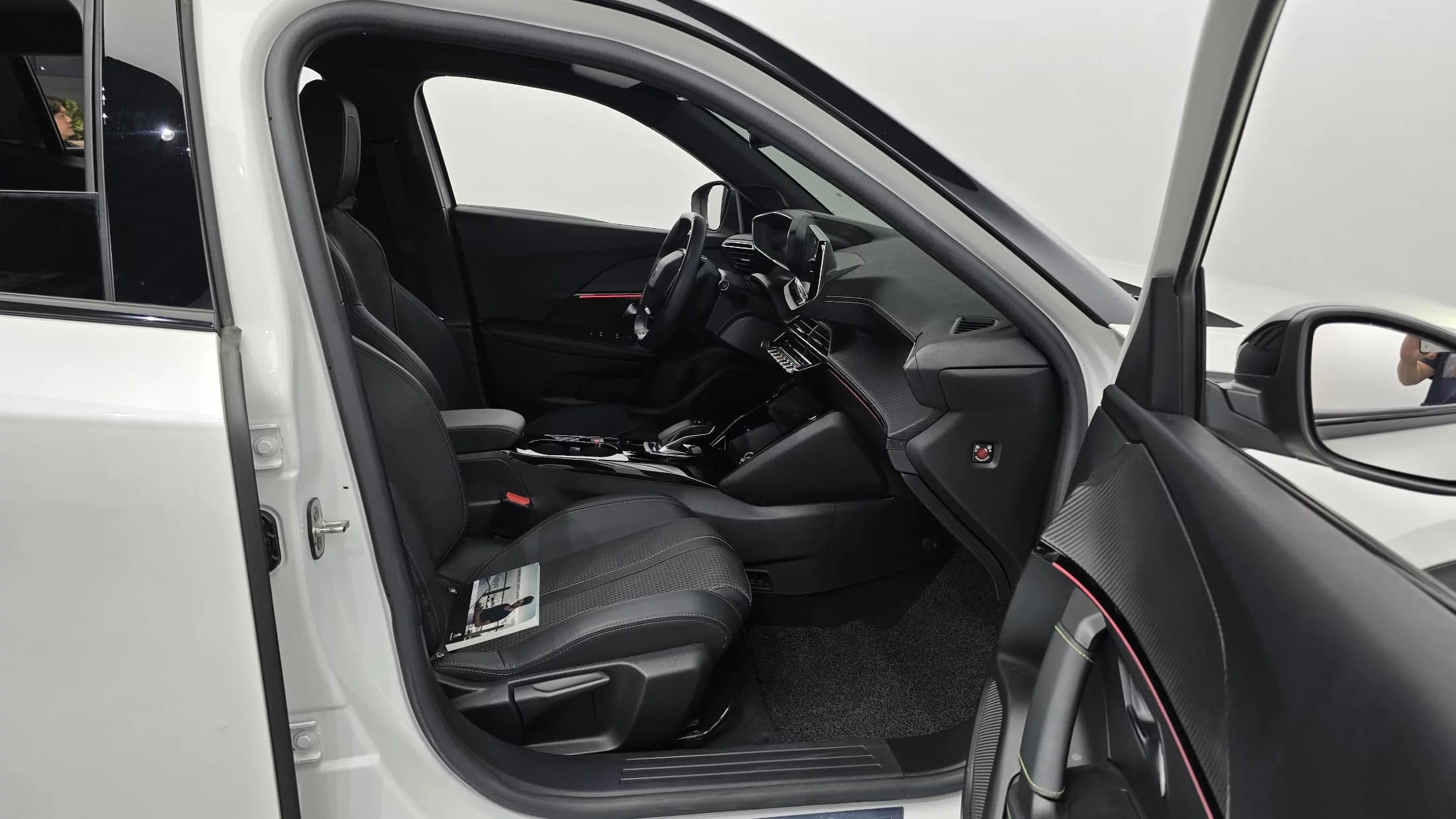 Peugeot 2008 EV GT, электромобиль, 2022 г. 39723 км. — фото 11