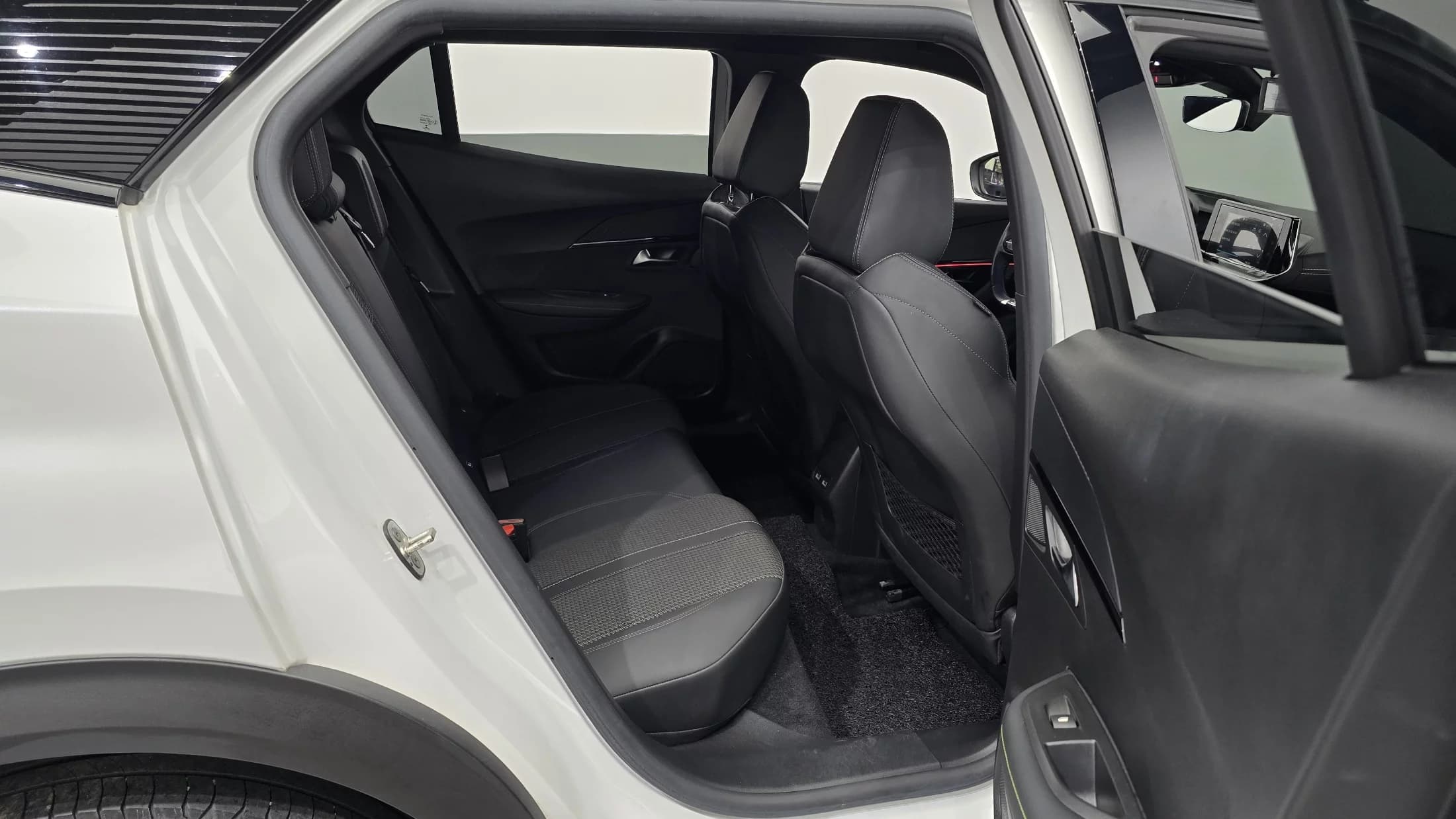Peugeot 2008 EV GT, электромобиль, 2022 г. 39723 км. — фото 12
