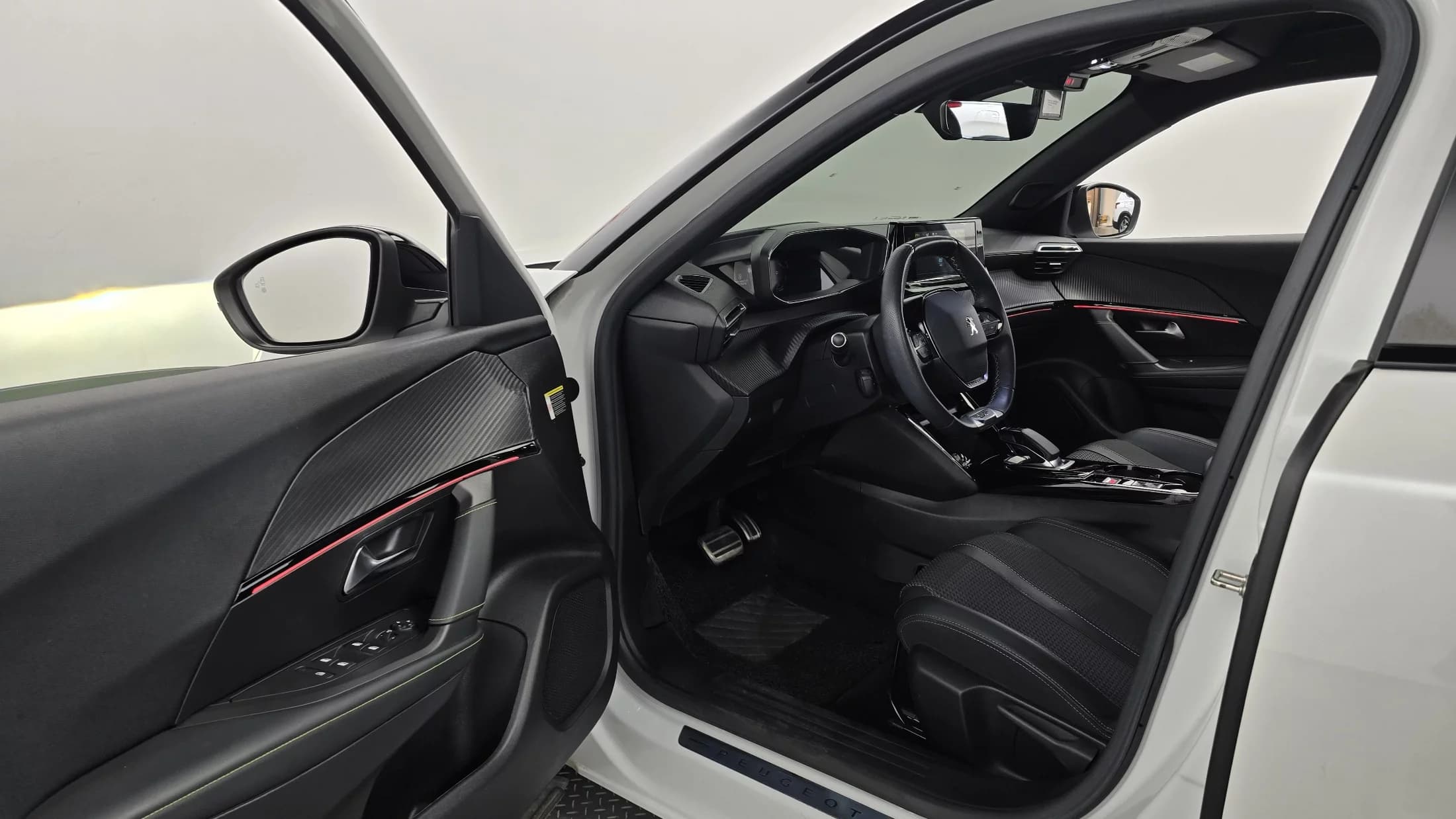 Peugeot 2008 EV GT, электромобиль, 2022 г. 39723 км. — фото 10