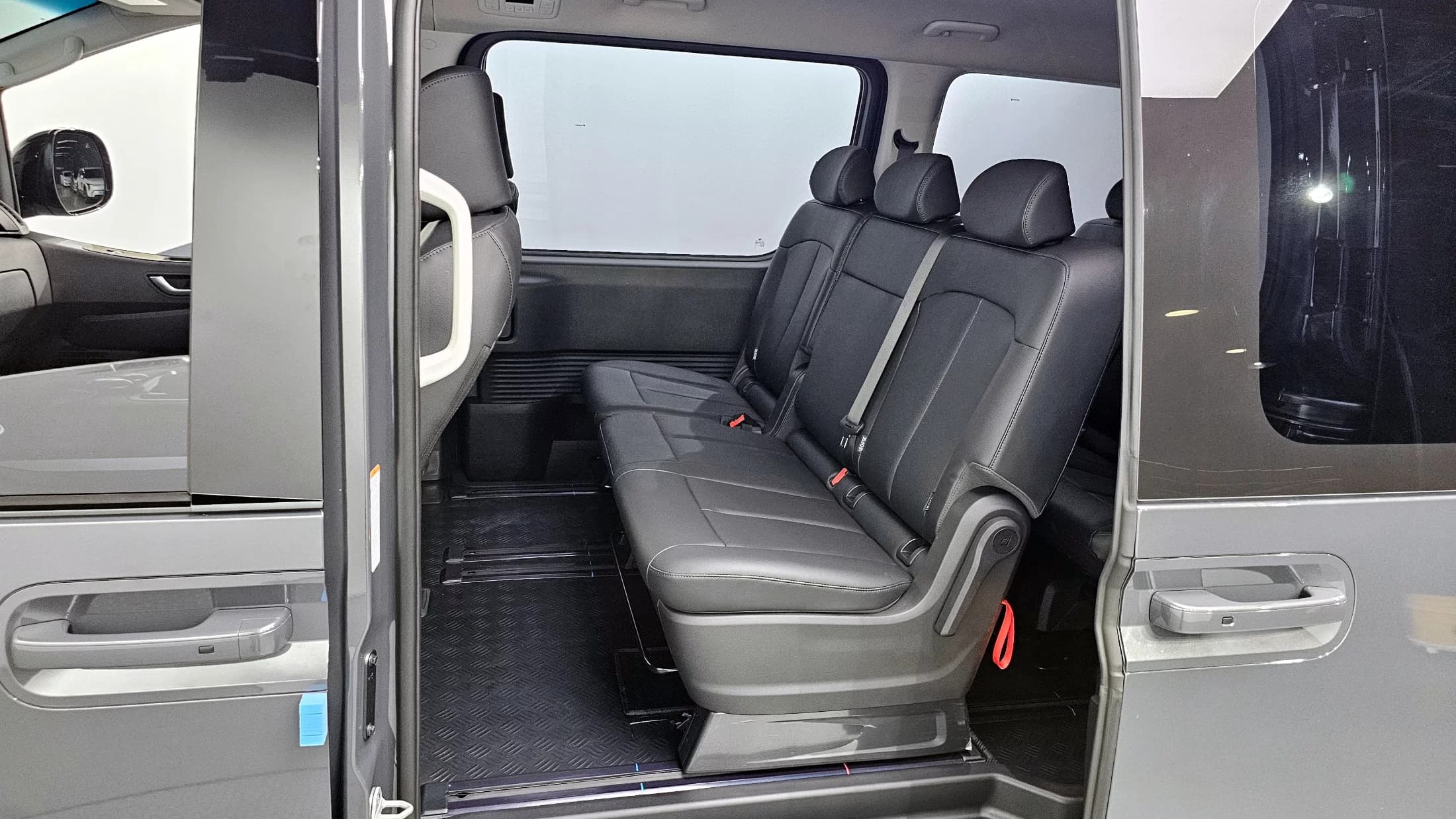 Hyundai Staria Tourer 9-Seater Modern, 2025 г. 1221 км. — фото 11