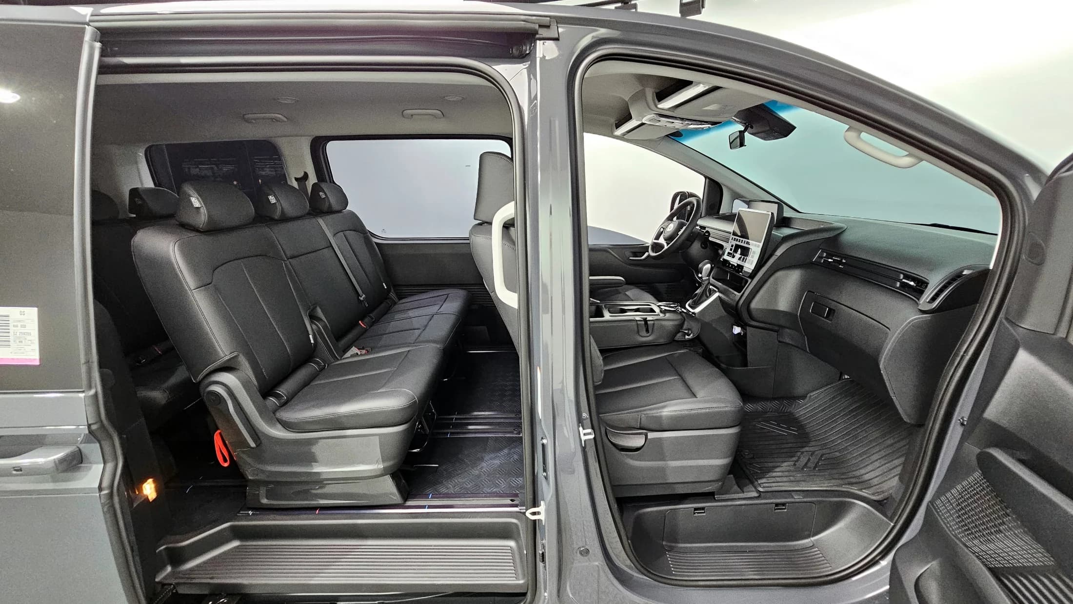 Hyundai Staria Tourer 9-Seater Modern, 2025 г. 1221 км. — фото 12