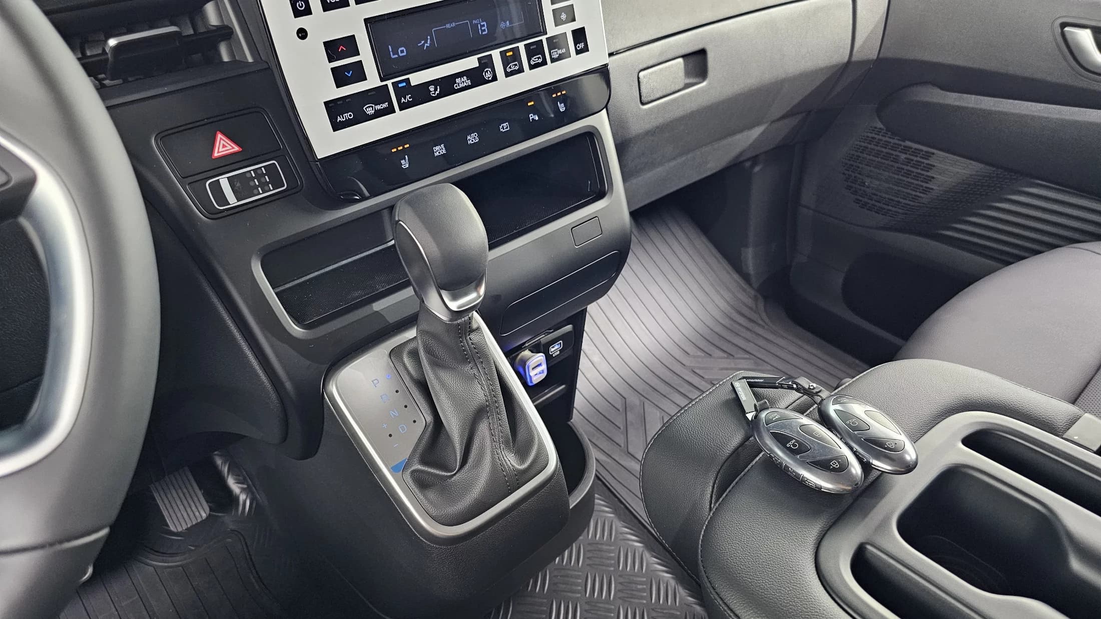 Hyundai Staria Tourer 9-Seater Modern, 2025 г. 1221 км. — фото 9