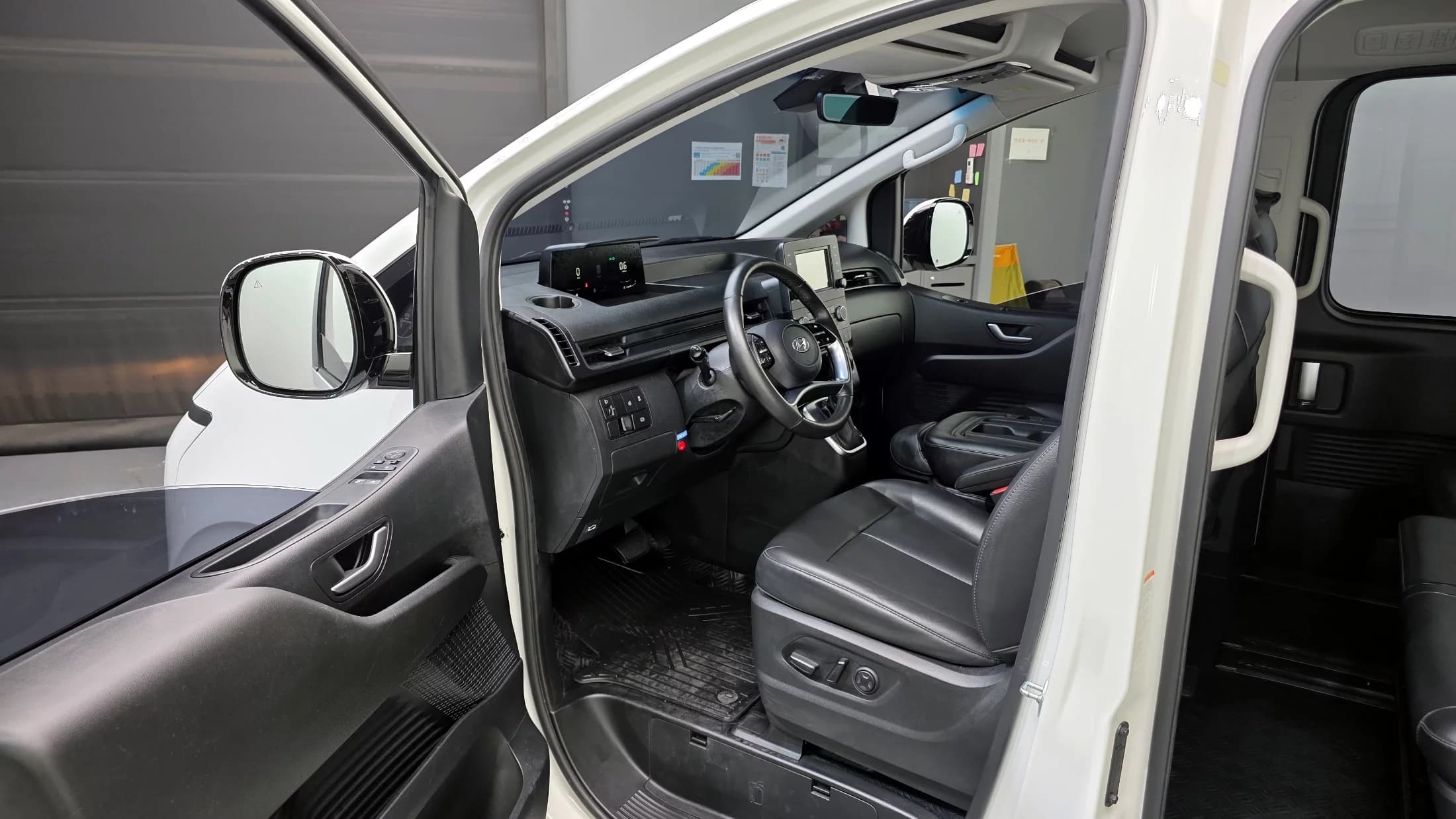 Hyundai Staria disability support car, 2022 г. 61323 км. — фото 19