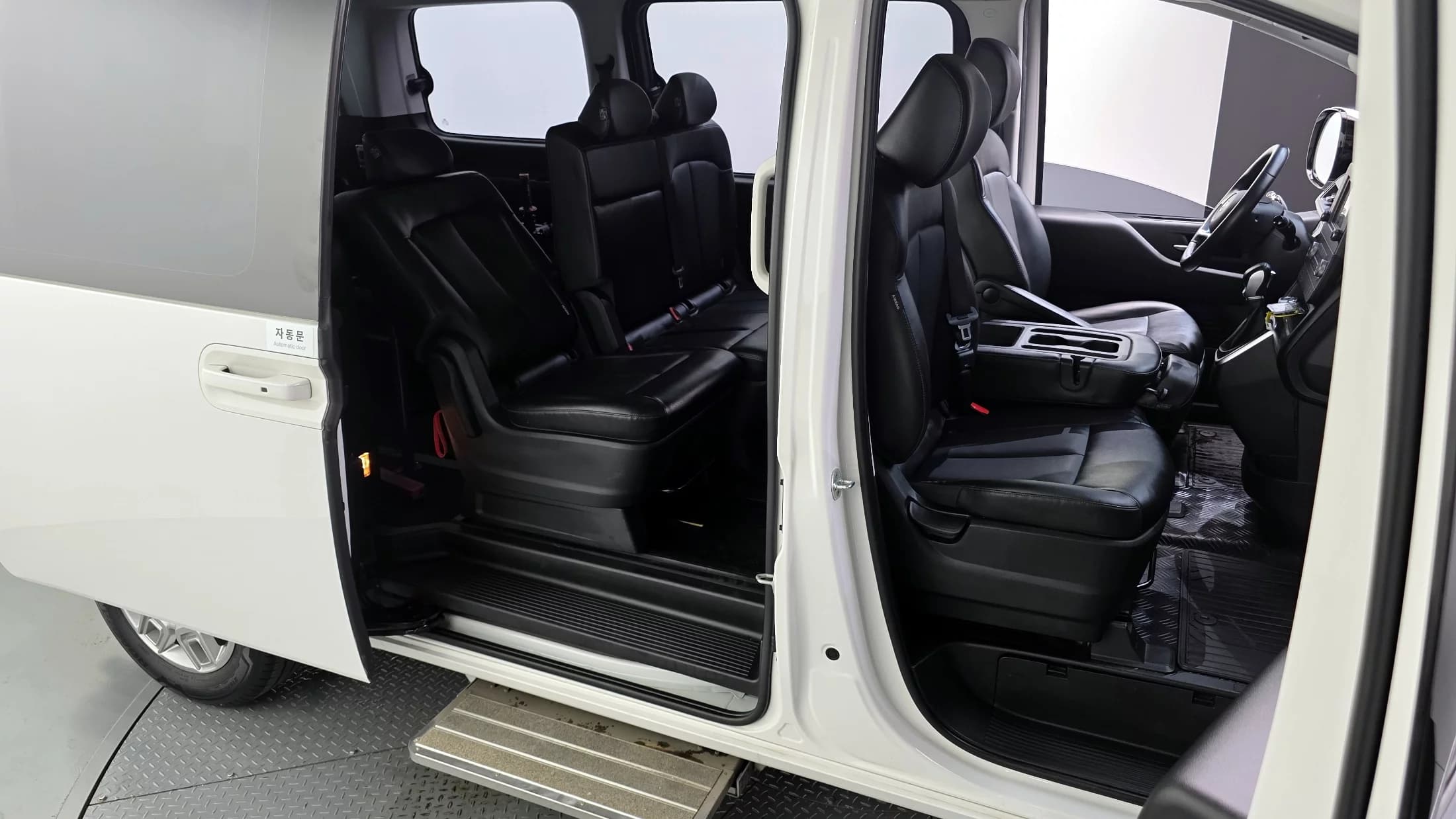 Hyundai Staria disability support car, 2022 г. 61323 км. — фото 24