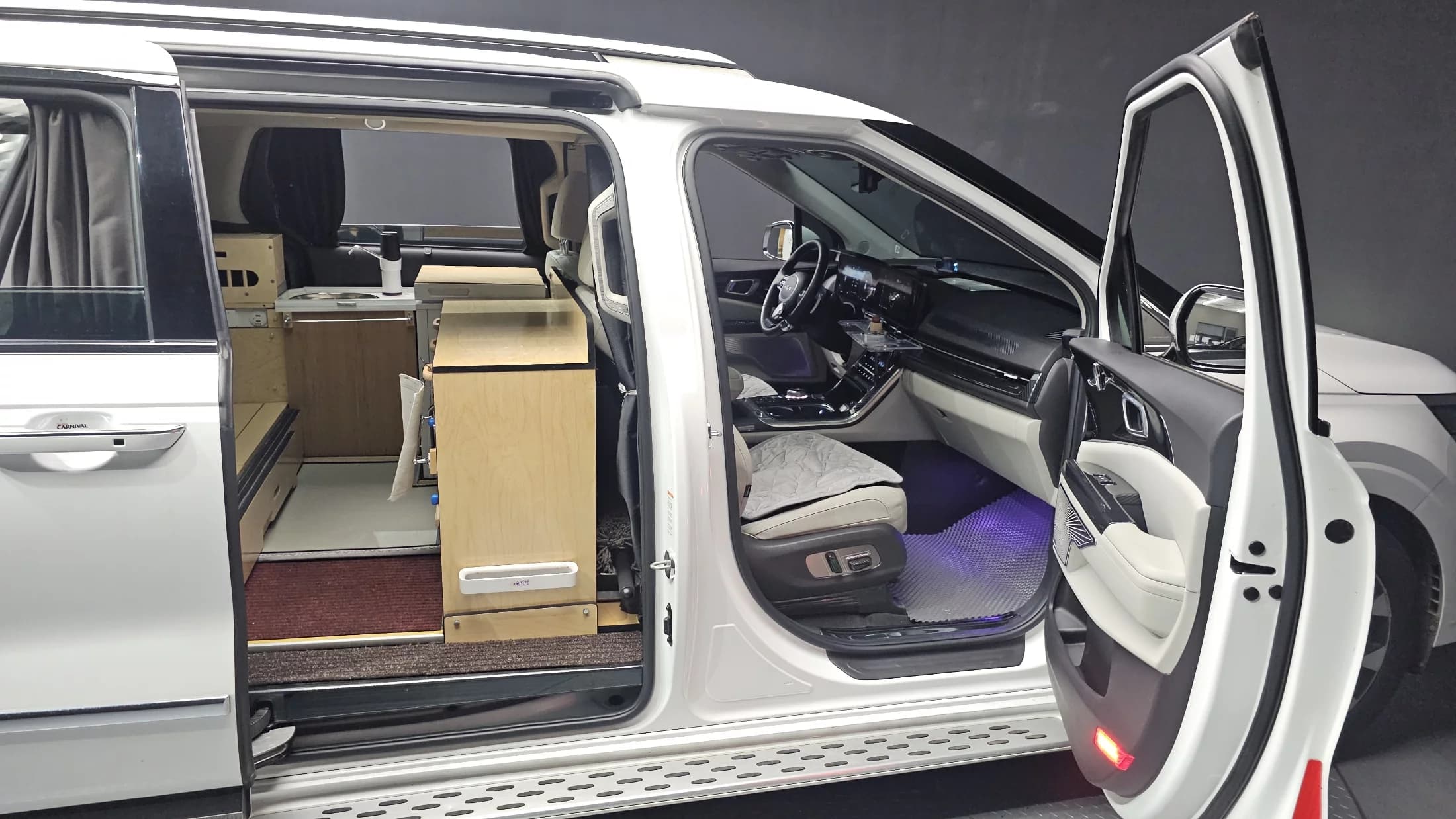 Kia Carnival 7-Seater Outdoor Noblesse, 2022 г. 8360 км. — фото 11