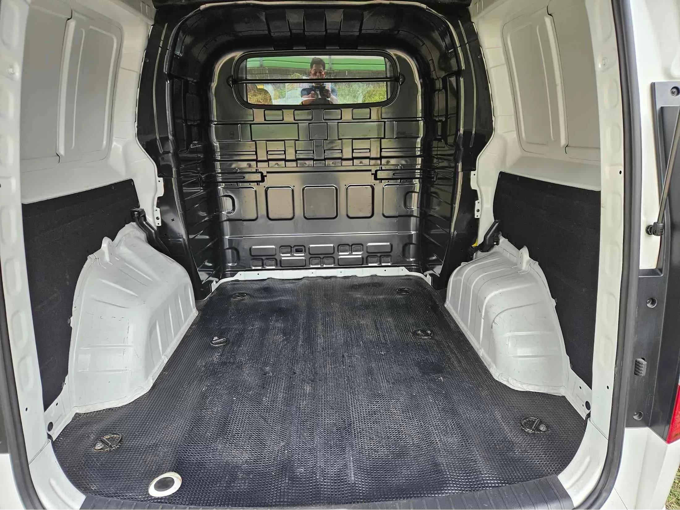 Hyundai Staria Cargo 5-Seater Smart, 2023 г. 46003 км. — фото 14