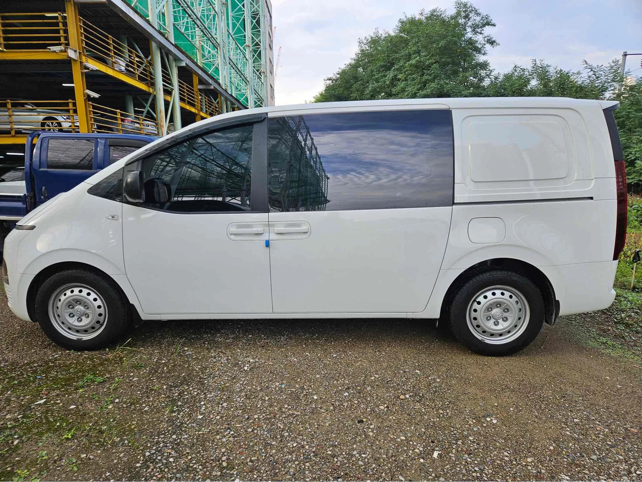 Hyundai Staria Cargo 5-Seater Smart, 2023 г. 46003 км. — фото 3