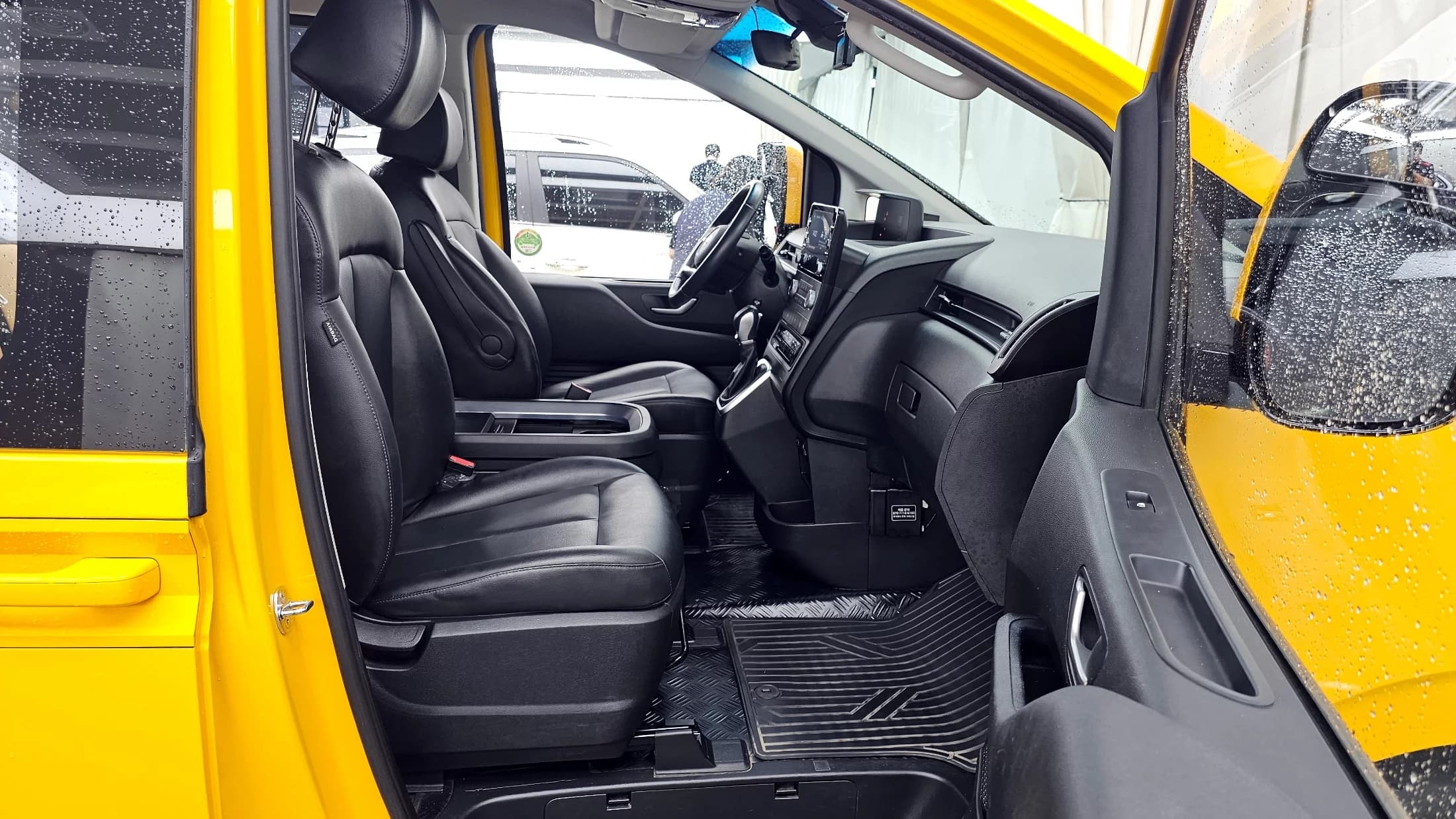 Hyundai Staria 2WD Kinder Safety Car 14-Seater, 2023 г. 47720 км. — фото 11
