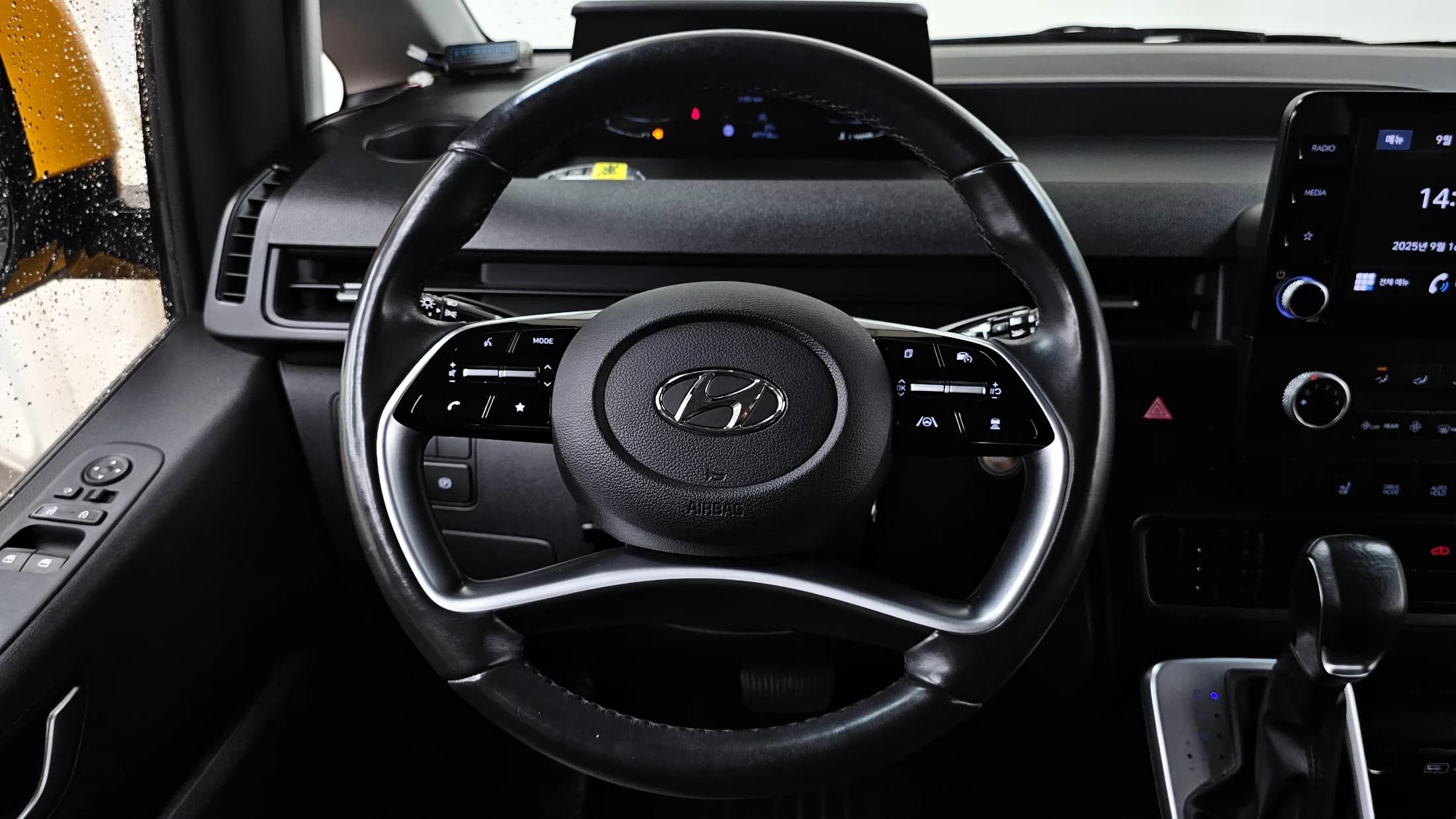 Hyundai Staria 2WD Kinder Safety Car 14-Seater, 2023 г. 47720 км. — фото 13