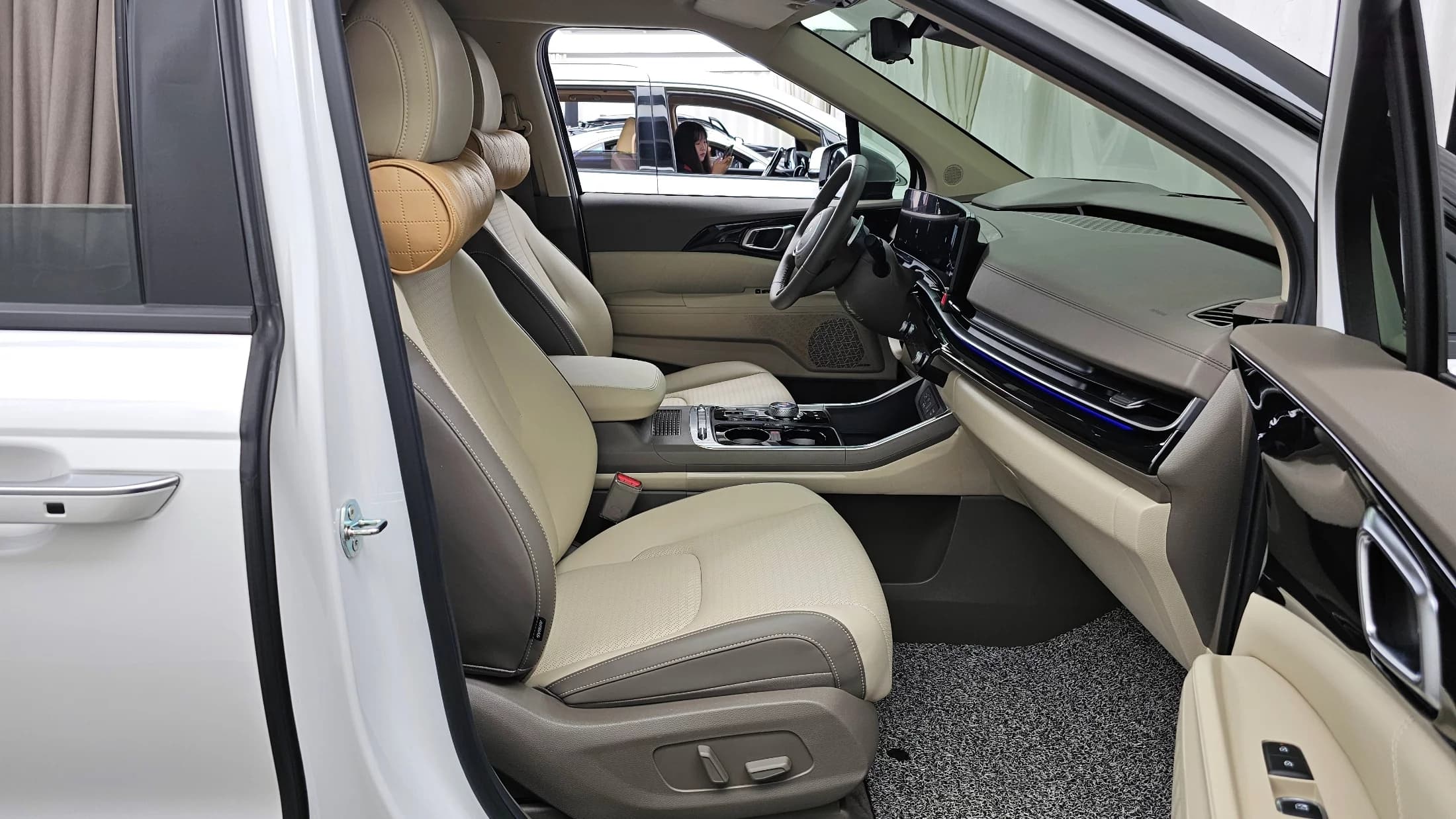 Kia Carnival Gasoline 9-Seater Hi Limousine Signature, 2024 г. 23118 км. — фото 11