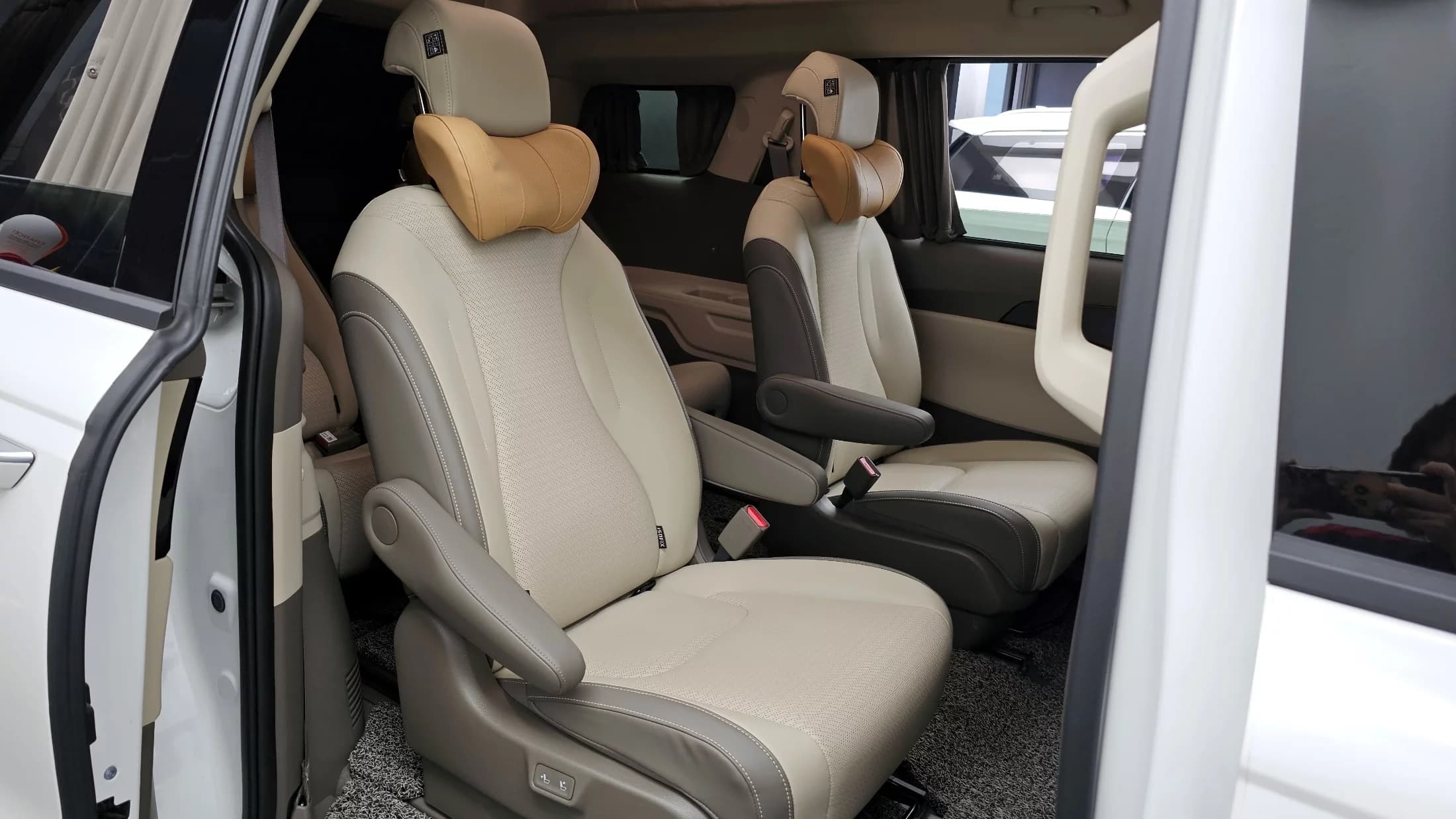 Kia Carnival Gasoline 9-Seater Hi Limousine Signature, 2024 г. 23118 км. — фото 12