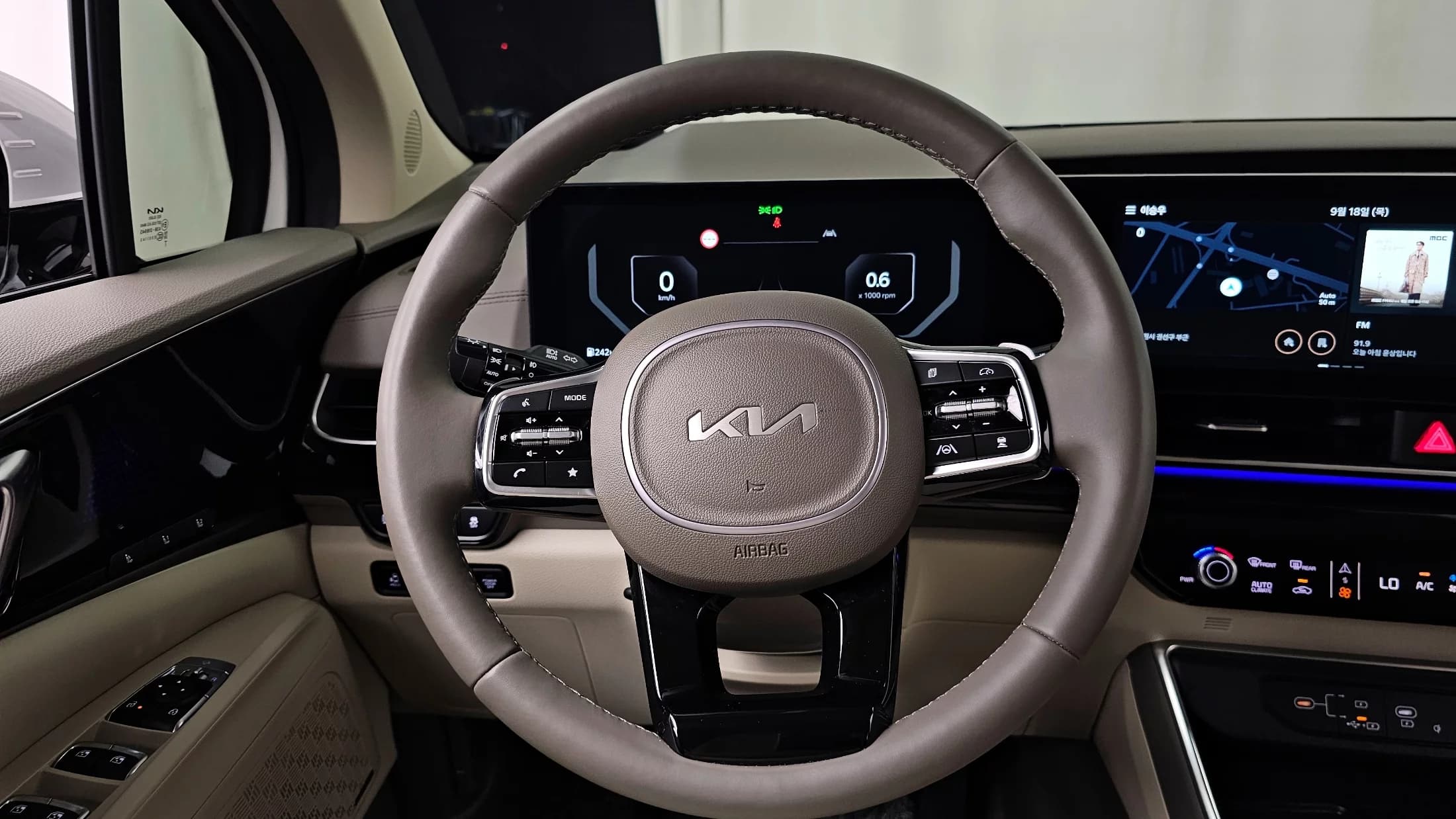 Kia Carnival Gasoline 9-Seater Hi Limousine Signature, 2024 г. 23118 км. — фото 13