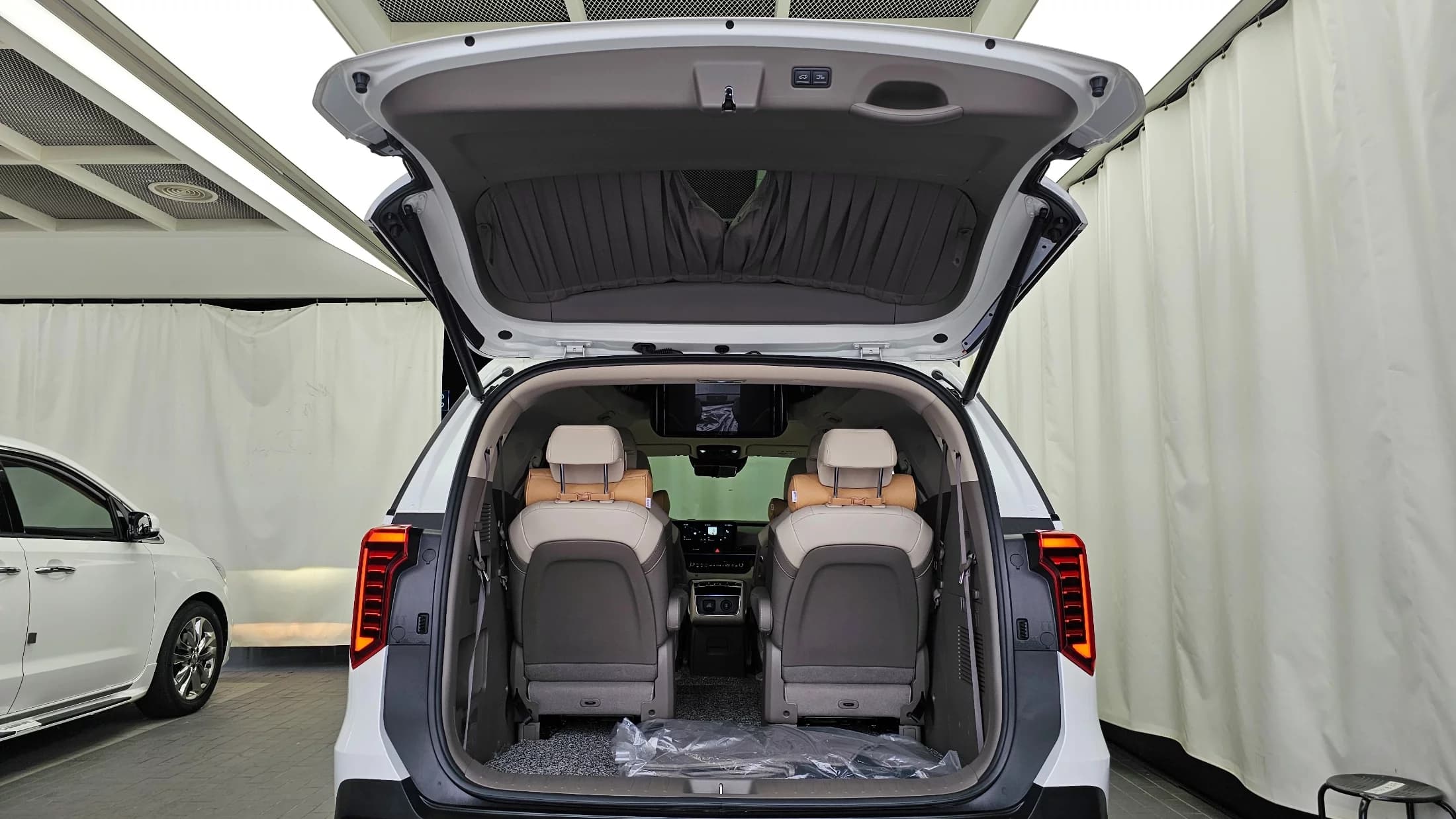 Kia Carnival Gasoline 9-Seater Hi Limousine Signature, 2024 г. 23118 км. — фото 20